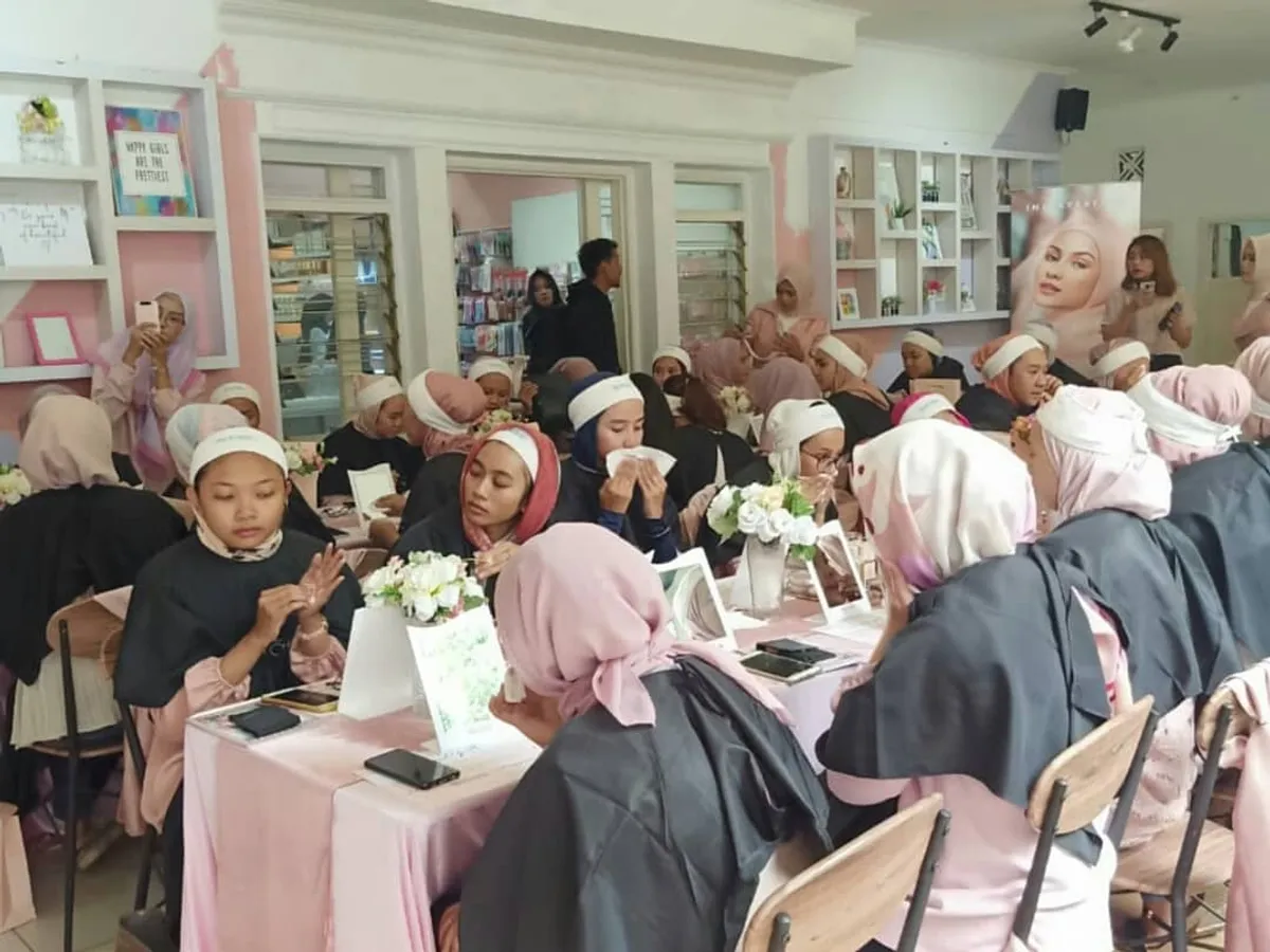 Ilustrasi. Beauty workshop di Makeupuccino bagi perempuan agar bisa mengaplikasikan makeup simpel namun tetap memukau. (Sumber: Ayobandung.id | Foto: Eneng Reni Nuraisyah Jamil)