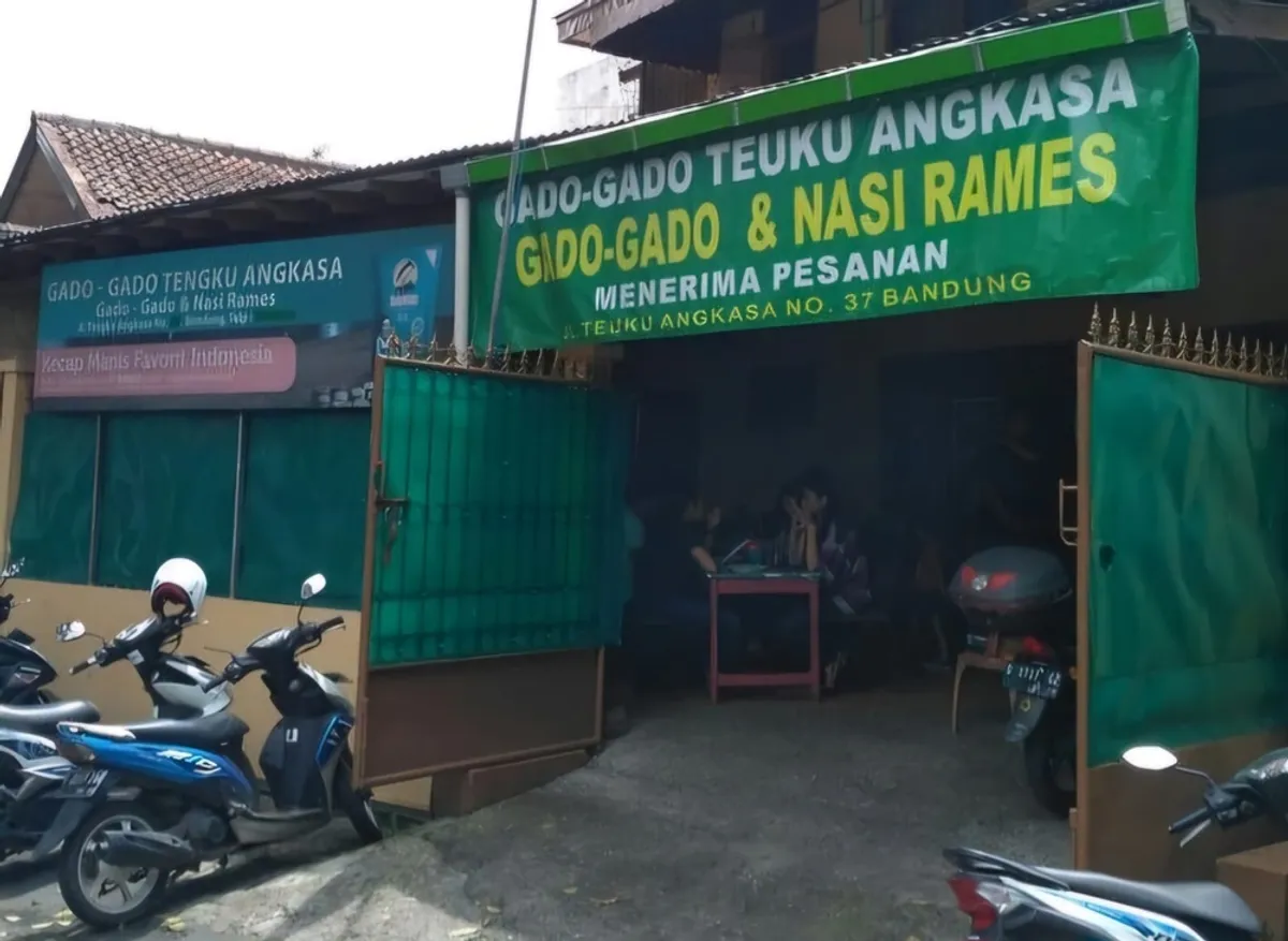 Gado-gado Tengku Angkasa bertahan hingga kini, menyuguhkan sepiring kisah sejak 1968 yang tak pernah kehilangan makna.
