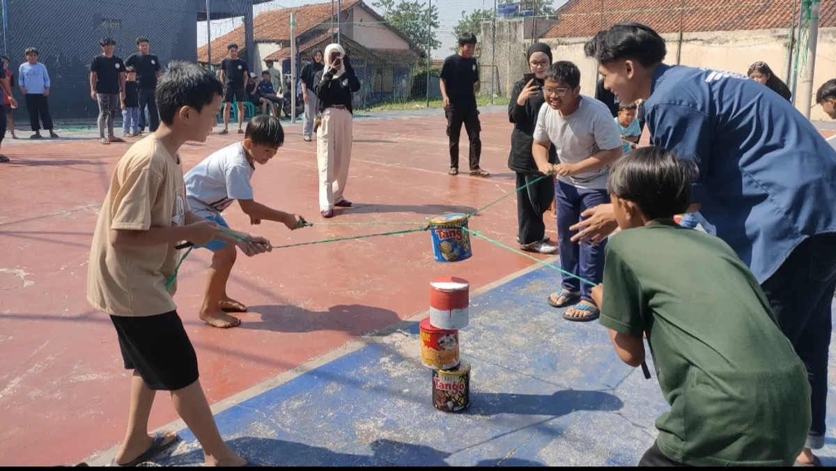 Aa Akil bersama 3 kawannya mengikuti Capit Kaleng dalam rangka Lomba 17-an HUT ke-80 RI yang digelar Karang Taruna Unit 04 di Lapang Voli HSP, RT 02 RW 04 Babakan Dangdeur Pasir Biru Kota Bandung, Minggu (3/8/2025). (Sumber: Istimewa | Foto: IBN GHIFARIE)