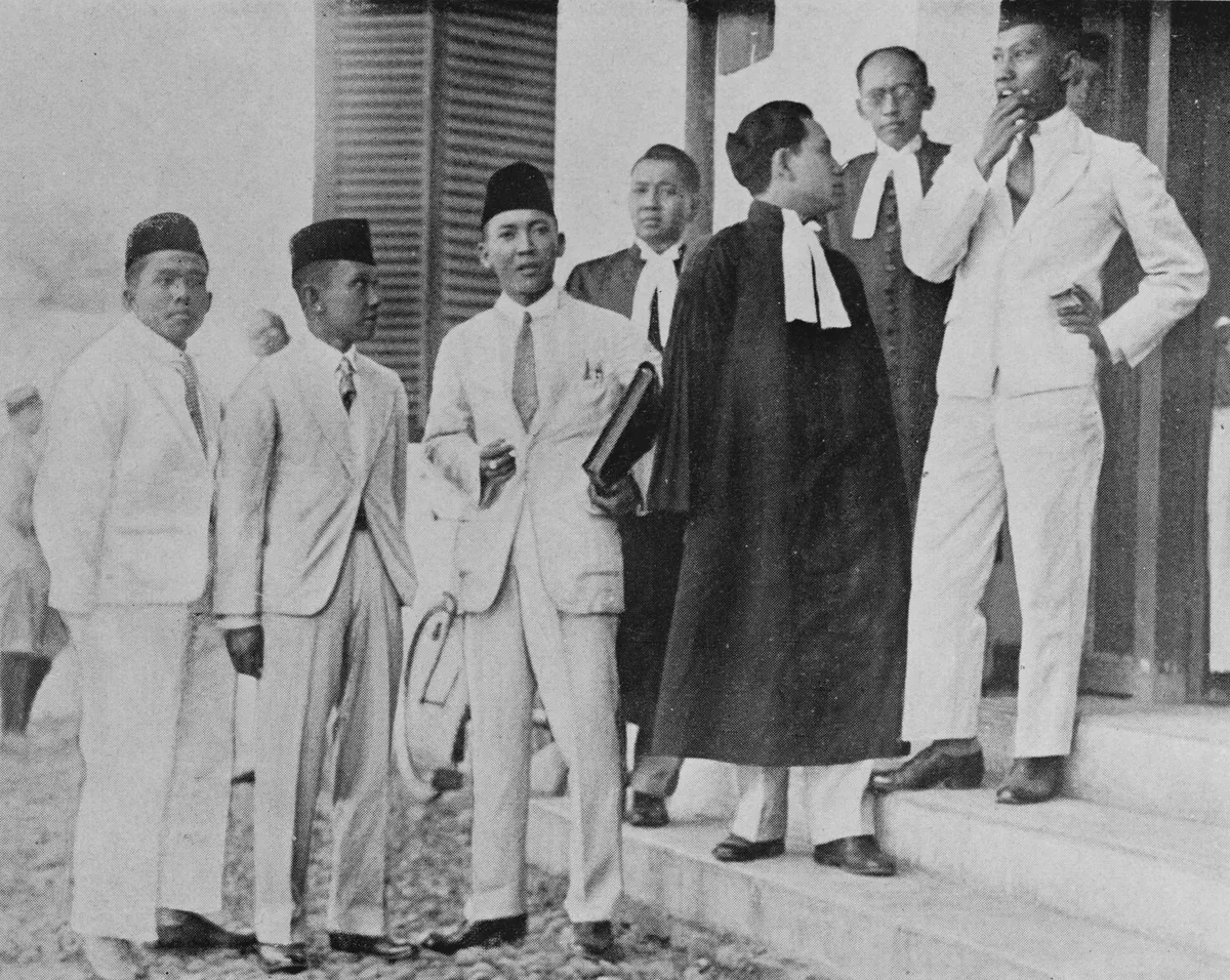 Soekarno di depan Pengadilan Bandung tahun 1930. (Sumber: Wikimedia)