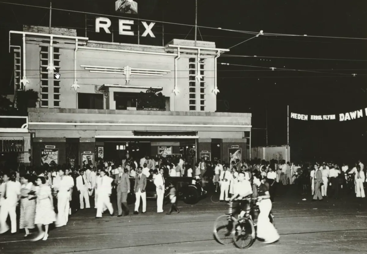 Para penonton Bioskop Rex Batavia saat pemutaran The Dawn Patrol tahun 1939. (Sumber: Leiden University Libraries Digital Collections)