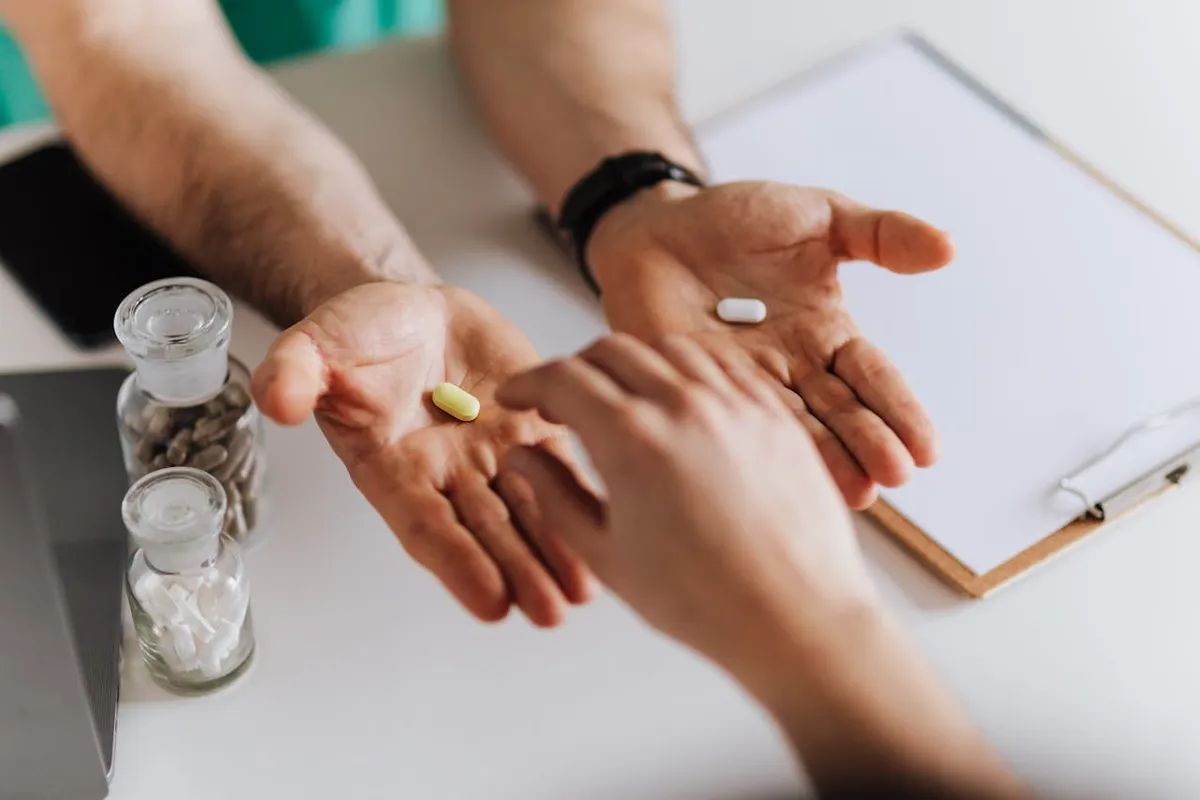Dari dulu eksistensi apoteker di masyarakat belum setenar dokter ataupun perawat dan profesi tenaga kesehatan lainnya. (Sumber: Pexels/Kaboompics.com)