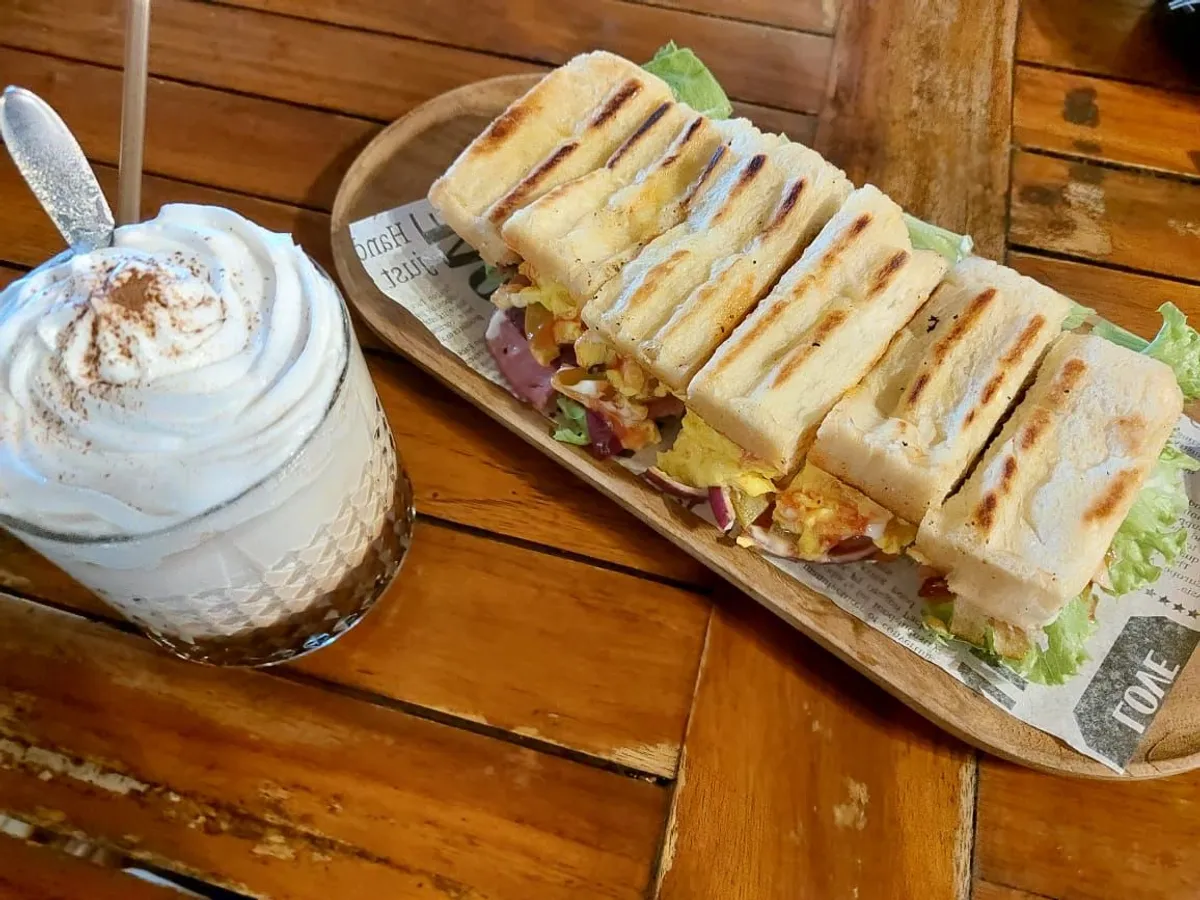 The Kamasan menawarkan ruang untuk berkarya dan berkoneksi, sebuah tempat ngopi yang juga bisa menjadi tempat bekerja, healing, dan bertemu gagasan baru. (Sumber: Ayobandung.id | Foto: Eneng Reni Nuraisyah Jamil)
