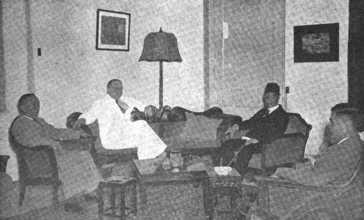 Wiranatakusumah saat berbicara dengan Letnan Gubernur Jenderal Hindia Belanda, Hubertus Johannes van Mook. (Sumber: Wikimedia)