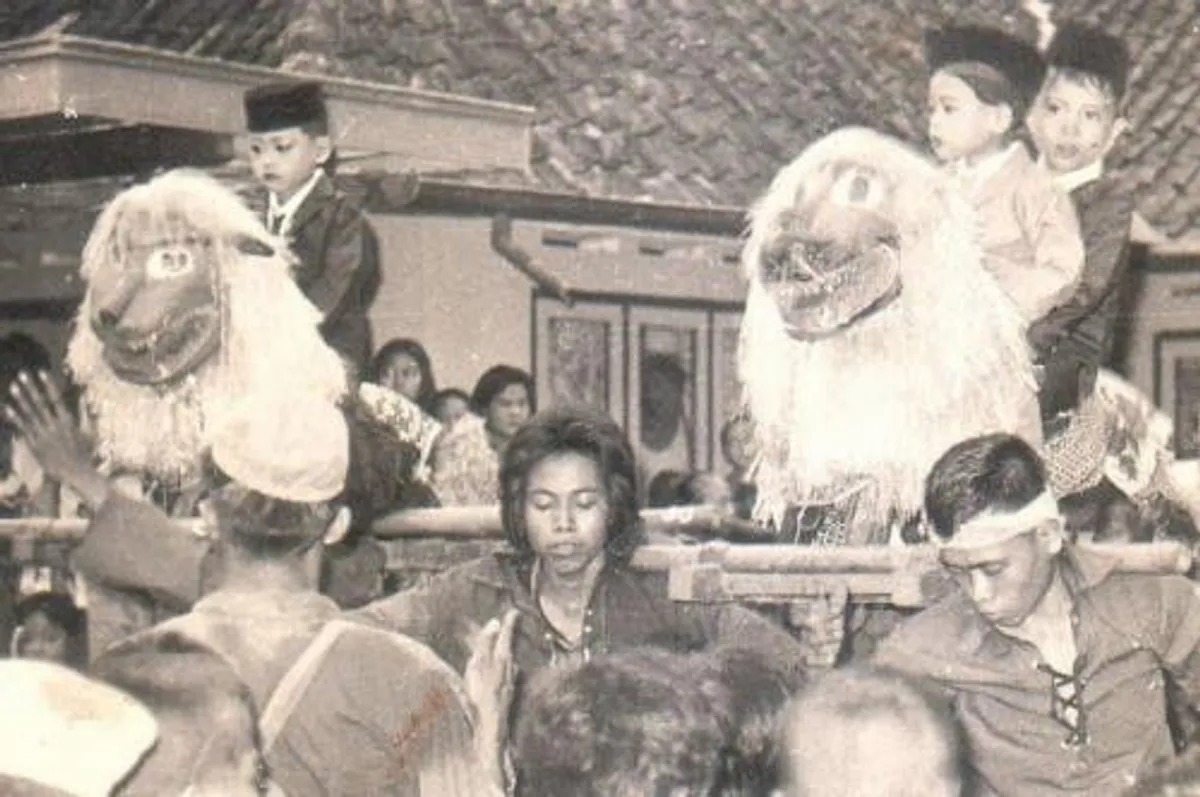 Sisingaan pada zaman kolonial Hindia Belanda. (Sumber: Arsip Nasional)