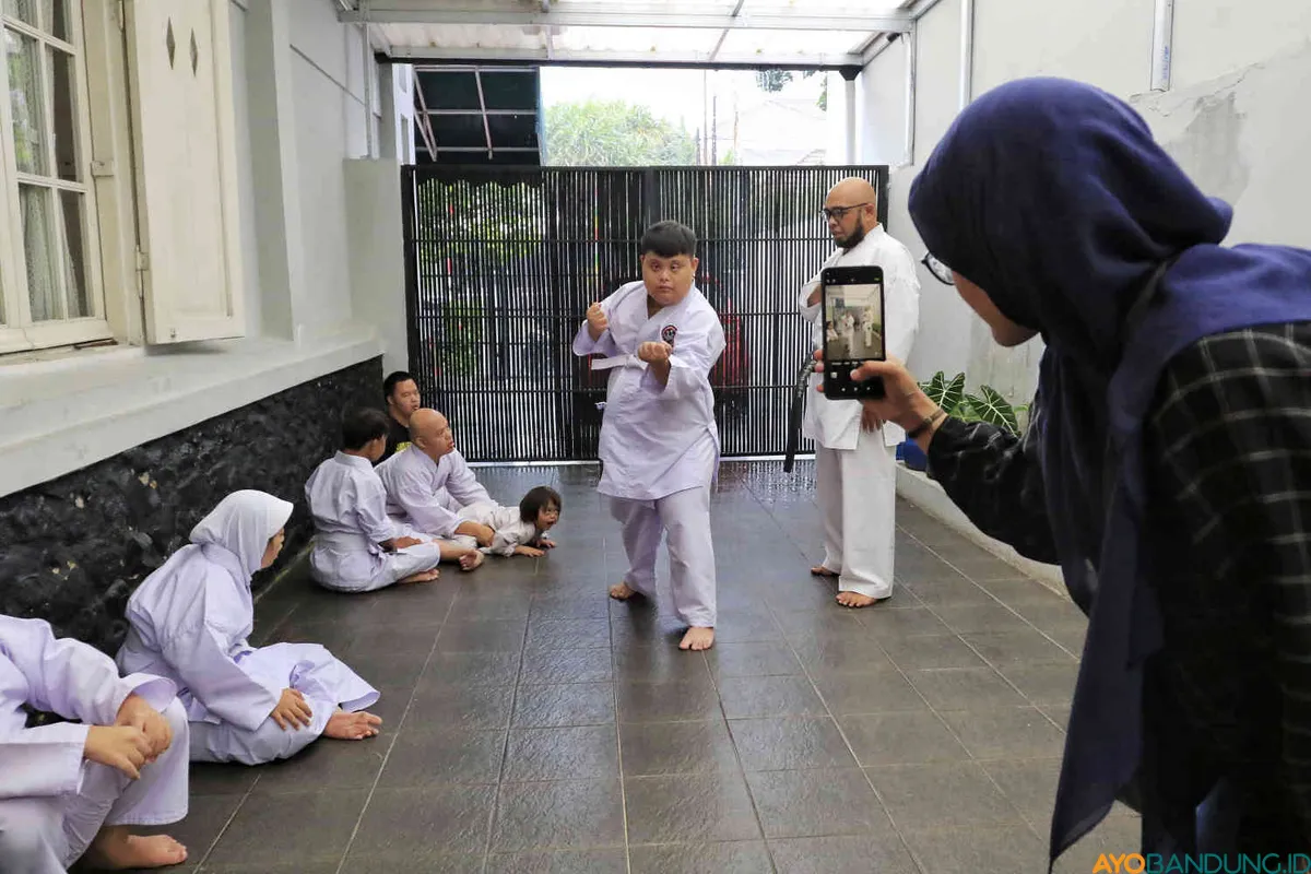Sejumlah anak dengan Down Syndrome berlatih karate di Pusat Informasi dan Kegiatan Persatuan Orang Tua Anak Dengan Down Syndrome (PIK Potads) Jawa Barat, Jalan Nanas, Kota Bandung, Senin 4 Agustus 2025. (Sumber: ayobandung.id | Foto: Irfan Al- Faritsi)