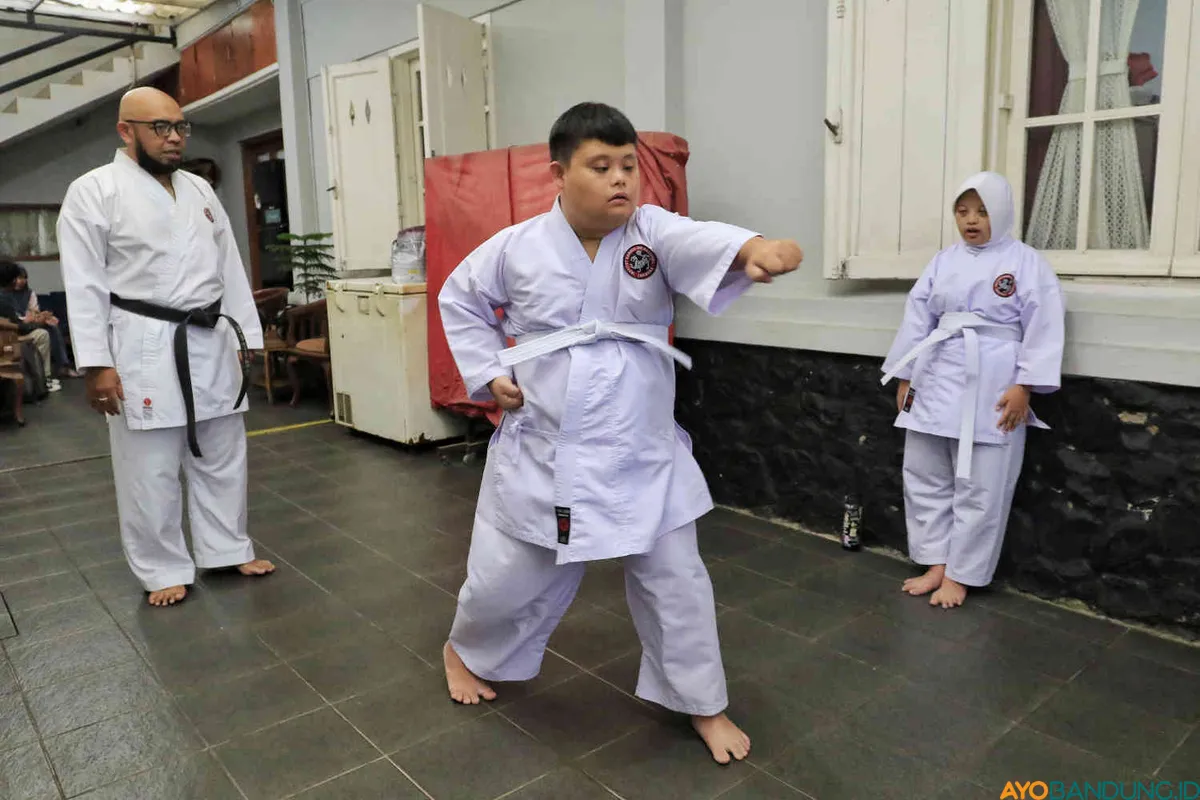 Anak berkebutuhan khusus, termasuk down syndrome, membutuhkan pendampingan saat belajar, yakni shadow teacher atau guru pendamping khusus. (Sumber: ayobandung.id | Foto: Irfan Al- Faritsi)