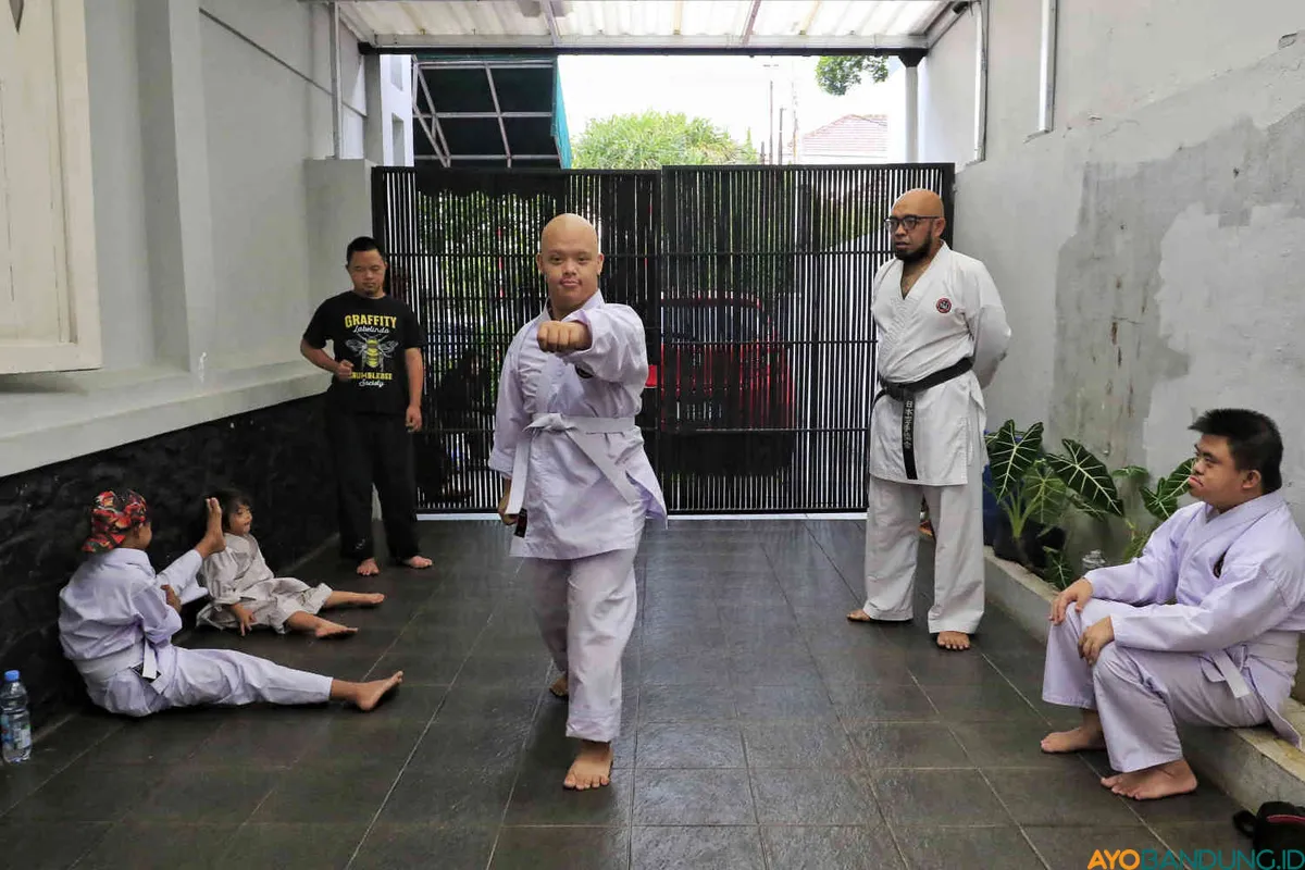 Sejumlah anak dengan down syndrome berlatih karate untuk memperkaya keterampilan motorik dan membangun rasa percaya diri serta kebersamaan. (Sumber: ayobandung.id | Foto: Irfan Al- Faritsi)