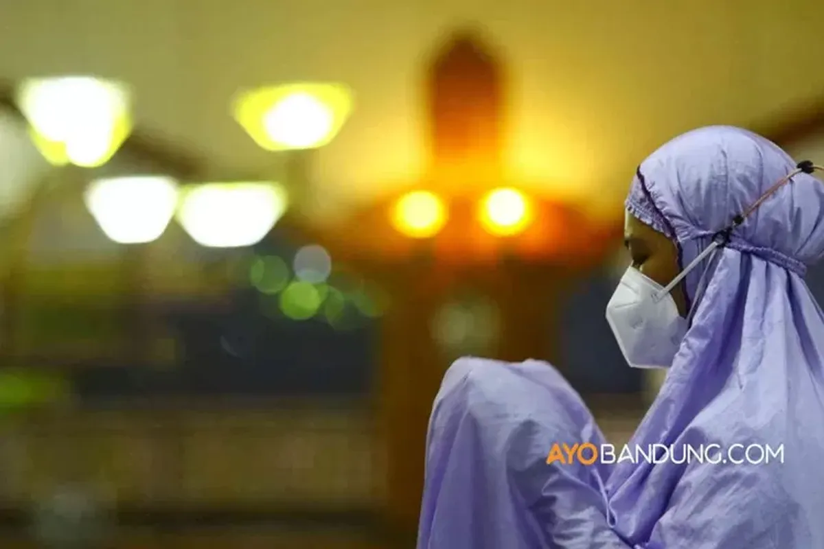 Jelang akhir bulan Ramadhan, banyak umat Muslim menggencarkan bacaan doa malam Lailatul Qadar yang sesuai dengan anjuran Rasulullah. (Sumber: ayobandung.com | Foto: Irfan Al-Faritsi)