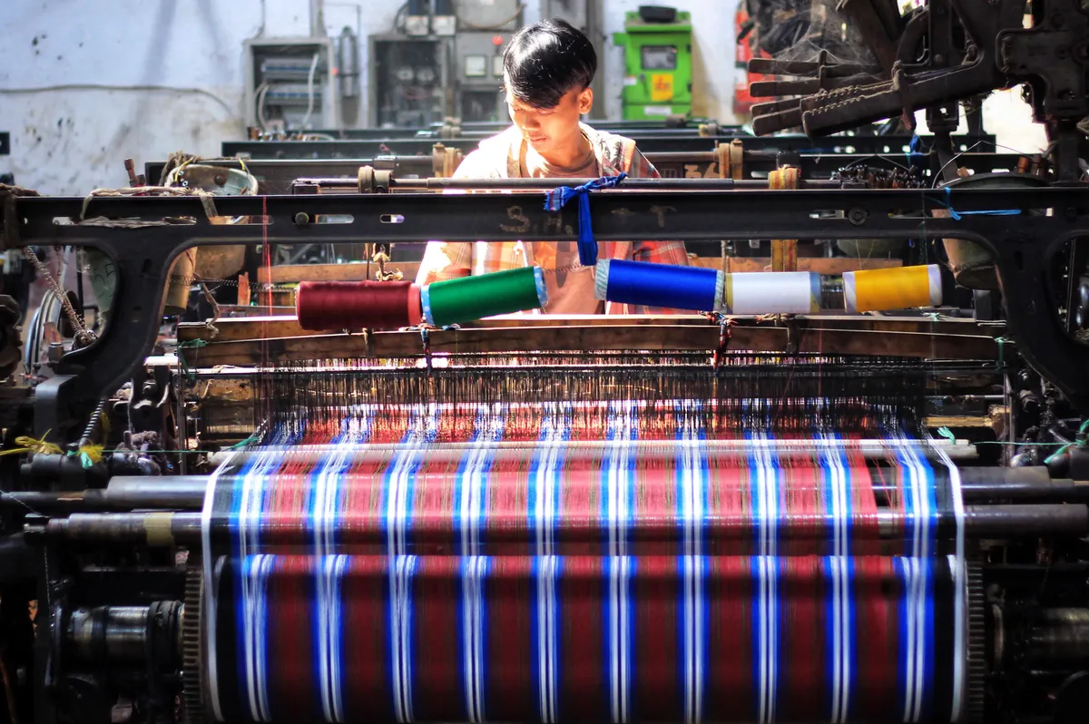 Alat Tenun Bukan Mesin (ATBM) milik salah satu pengusaha di Majalaya. (Sumber: Wikimedia)