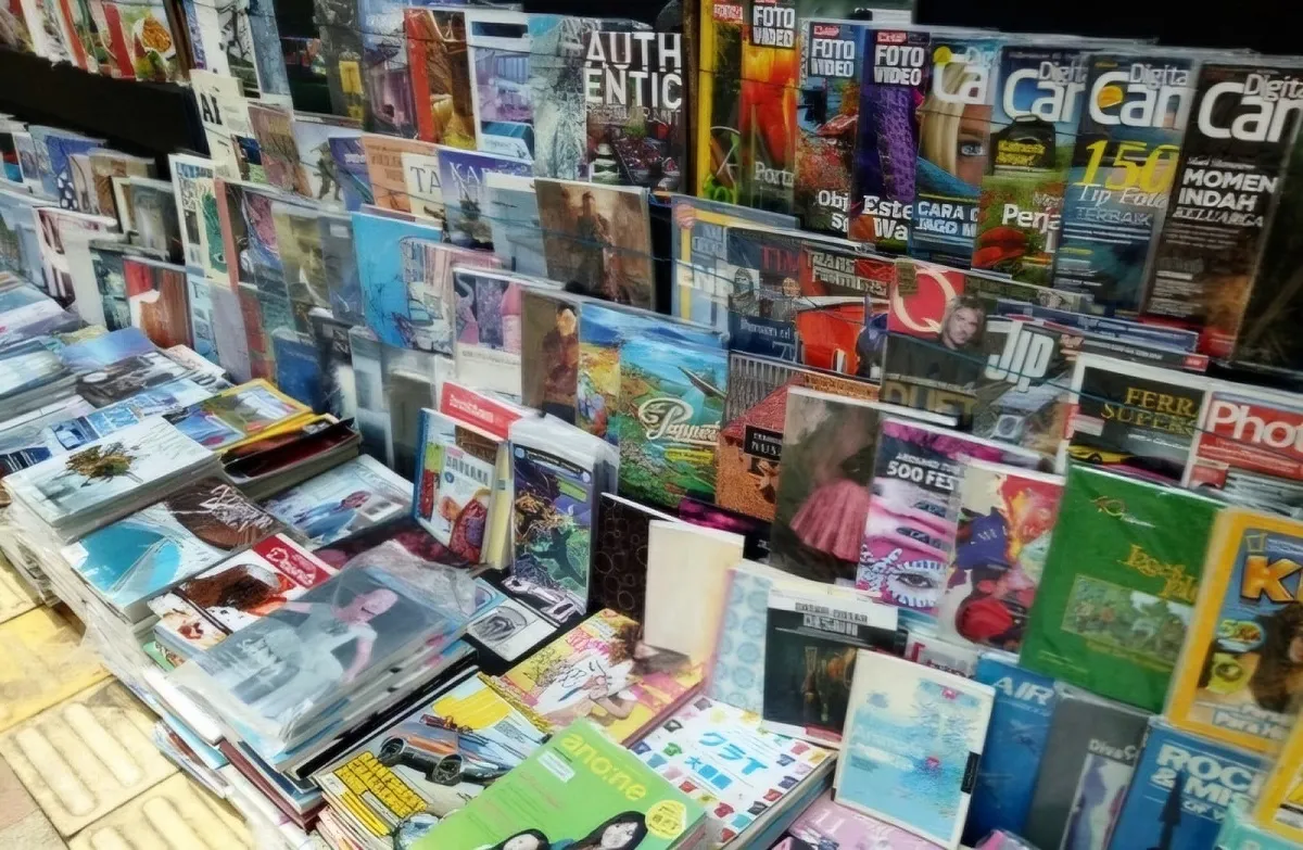 Di Pasar Buku Cikapundung, buku lama bagai mosaik pengetahuan menunggu tangan-tangan penasaran membuka lembar demi lembar sejarah dan cerita masa lalu. (Sumber: Ayobandung.id | Foto: Eneng Reni Nuraisyah Jamil)