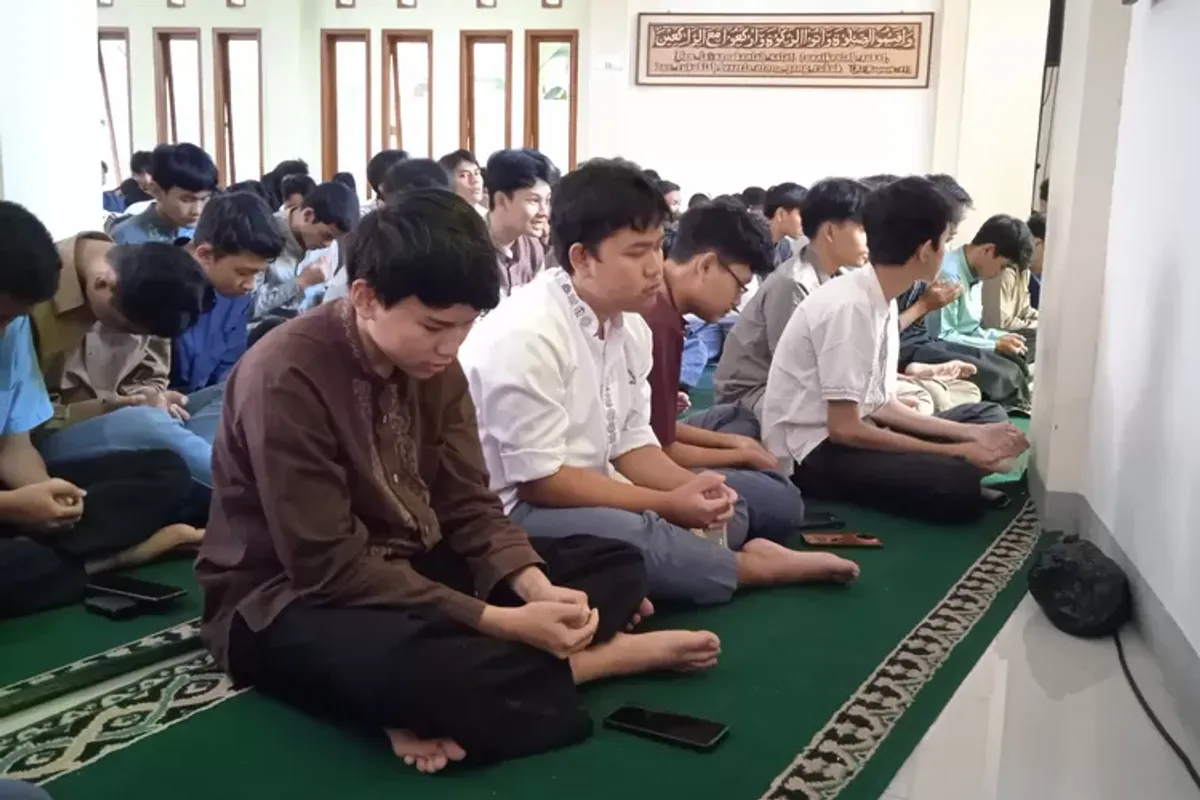 Guru, staf, dan murid tengah berdoa agar sekolah mereka tetap berdiri kokoh, seperti yang sudah terjadi selama puluhan tahun. (Sumber: ayobandung.com | Foto: Gilang Fathu Romadhan)
