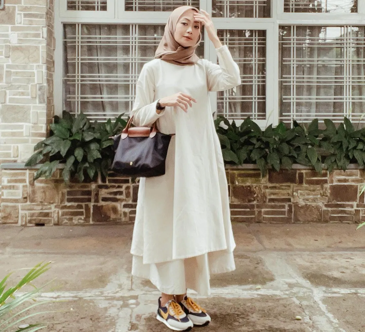 Di balik Ema Daily berdiri Ayu Aryuli, seorang selebgram, konsultan SDM, dan ikon modest fashion yang tak hanya memahami estetika, tetapi juga filosofi di balik gaya berhijab. (Sumber: instagram.com/ayuaryuli)