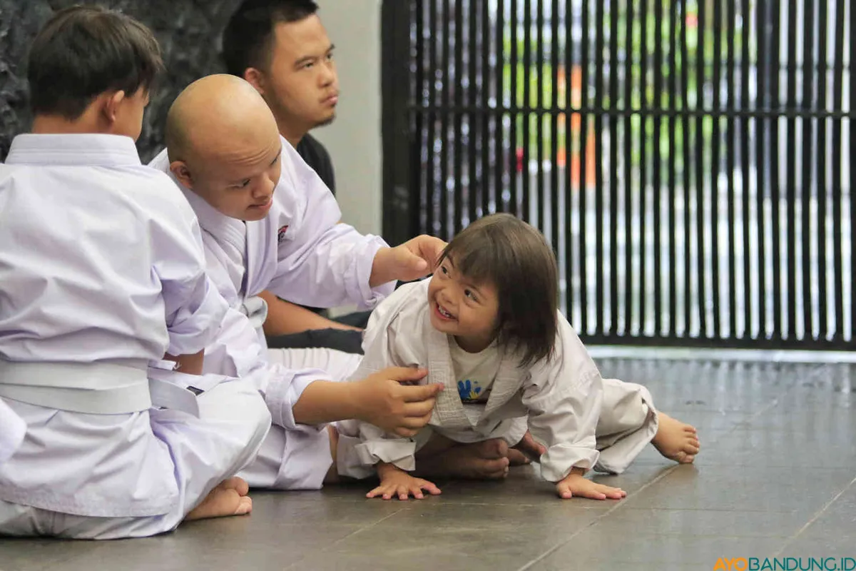 Semakin orang tua menerima, perkembangan anak-anak down syndrome akan semakin baik dibandingkan dengan orang tua yang menolak. (Sumber: ayobandung.id | Foto: Irfan Al- Faritsi)