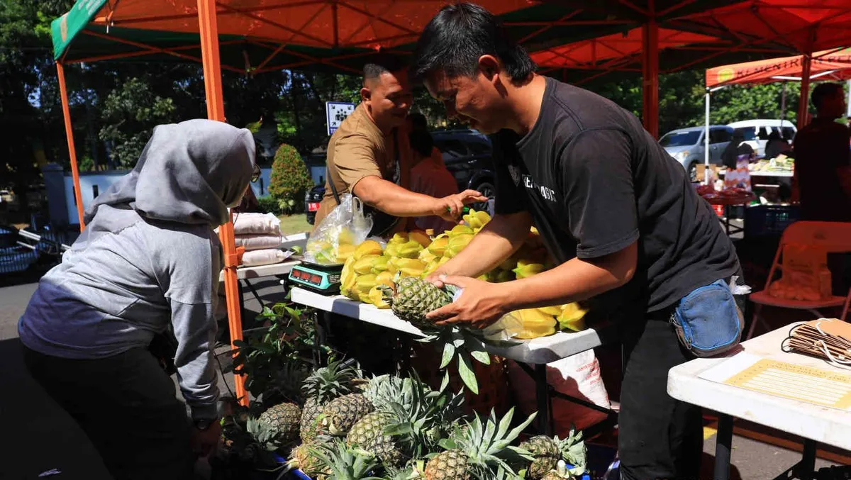 Warga saat berbelanja pada gelaran Pasar Tani Di Pelataran Parkir Kantor Dinas Tanaman Pangan dan Hortikultura Provinsi Jawa Barat, Jalan Surapati, Kota Bandung, Jumat, 6 September 2024. (Sumber: Ayobandung.id | Foto: Irfan Al-Faritsi)