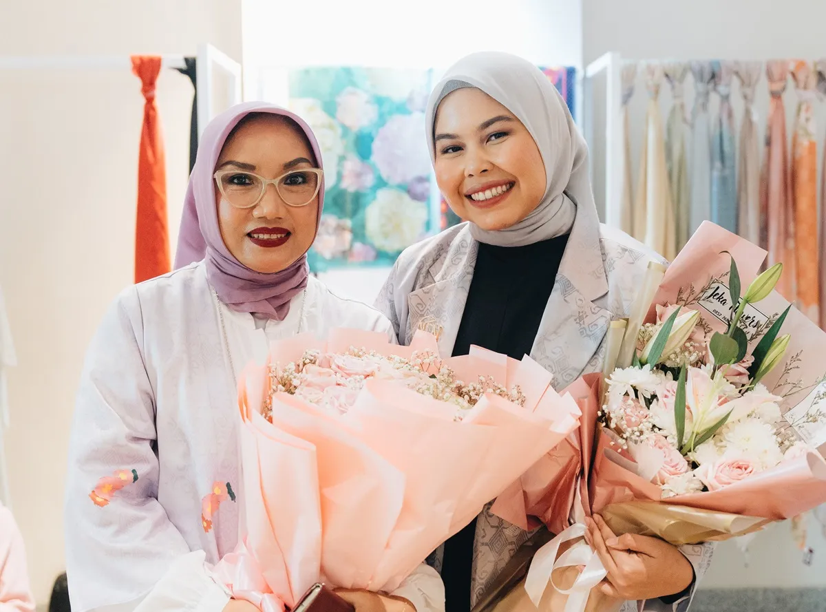 Vice President Brand Elzatta, Tika Mulya, bersama Lita, cancer survivor yang membesarkan dua anak kembar dengan autisme, yaitu Izzata dan Izzati. (Sumber: dok. Elzatta)