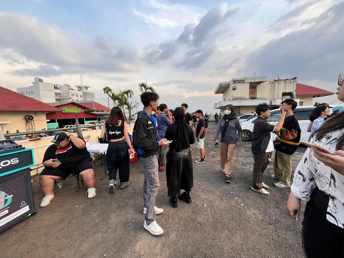 Suasana Sunset Parking di Pasar Baru Trade Center Bandung. (Sumber: Ayobandung.id | Foto: Eneng Reni Nuraisyah Jamil)