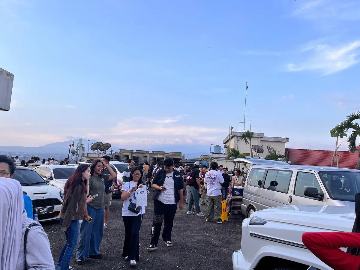 Suasana Sunset Parking di Pasar Baru Trade Center Bandung. (Sumber: Ayobandung.id | Foto: Eneng Reni Nuraisyah Jamil)