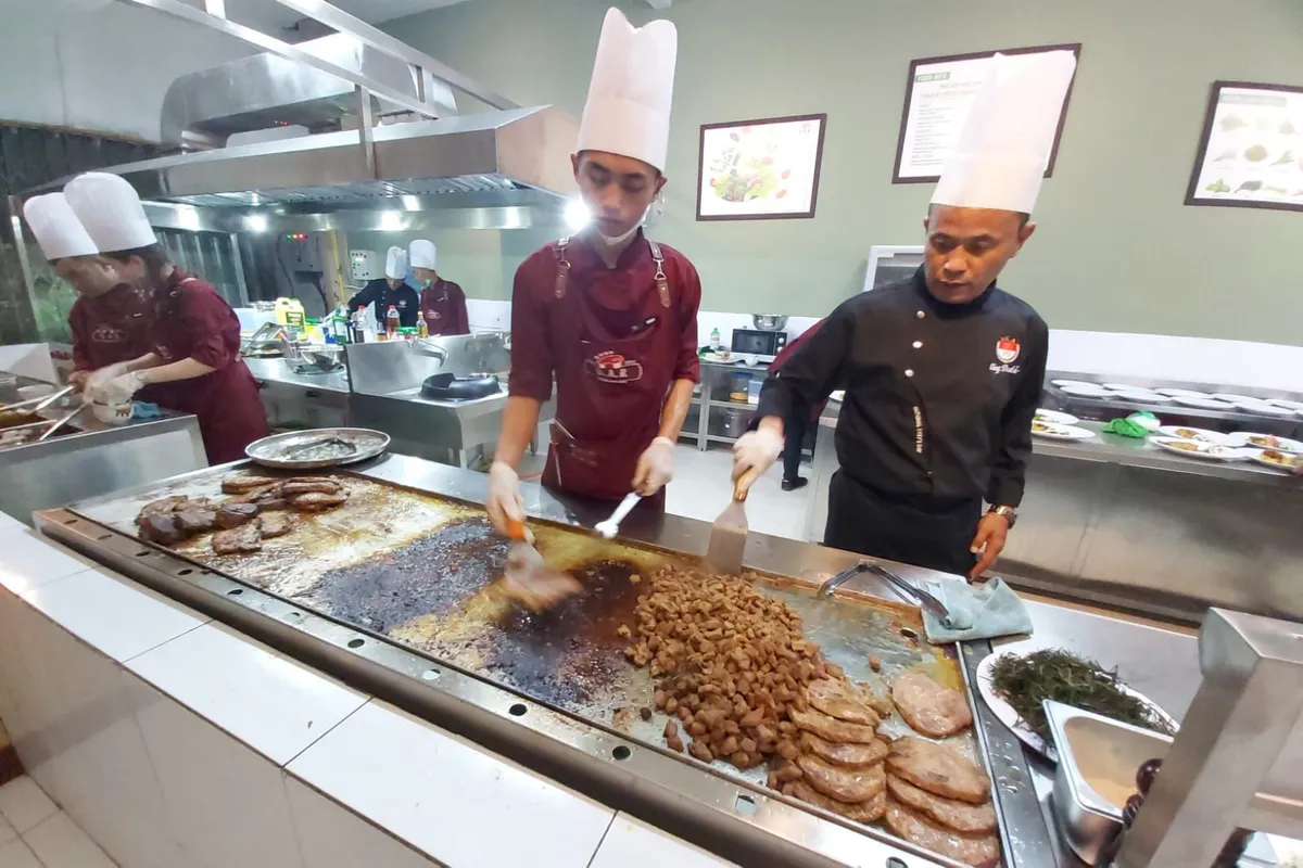 Konsep open kitchen D.A.R Steak and Cafe. (Sumber: Ayobandung.id | Foto: Eneng Reni Nuraisyah Jamil)