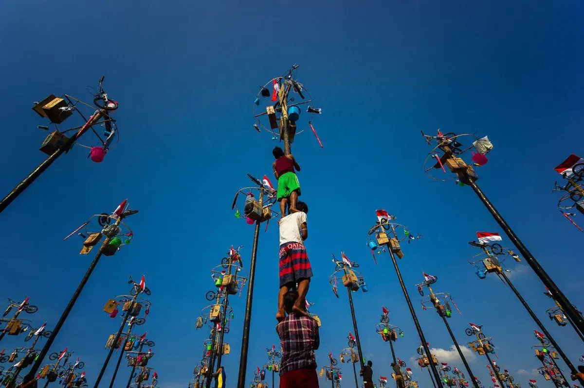 Lomba panjat pinang memperingati HUT RI apda 17 Agustus atau Agustusan. (Sumber: Wikimedia)