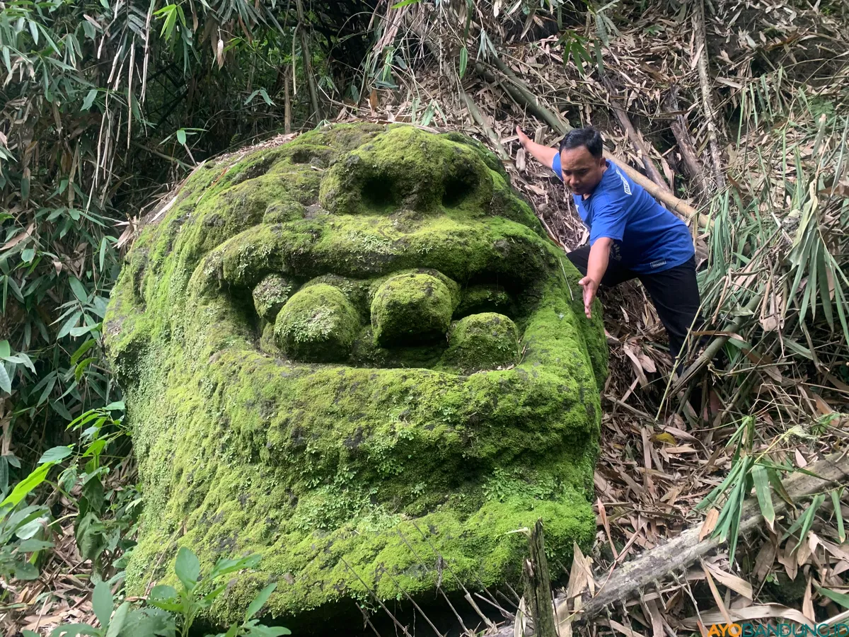 Karya seni berbentuk patung di tengah Hutan Maribaya yang diduga kuat merupakan karya dua orang seniman anggota Lembaga Kebudayaan Rakyat yaitu Tubagus Chutbani BA dan Unu Pandi. (Sumber: ayobandung.id | Foto: Restu Nugraha)