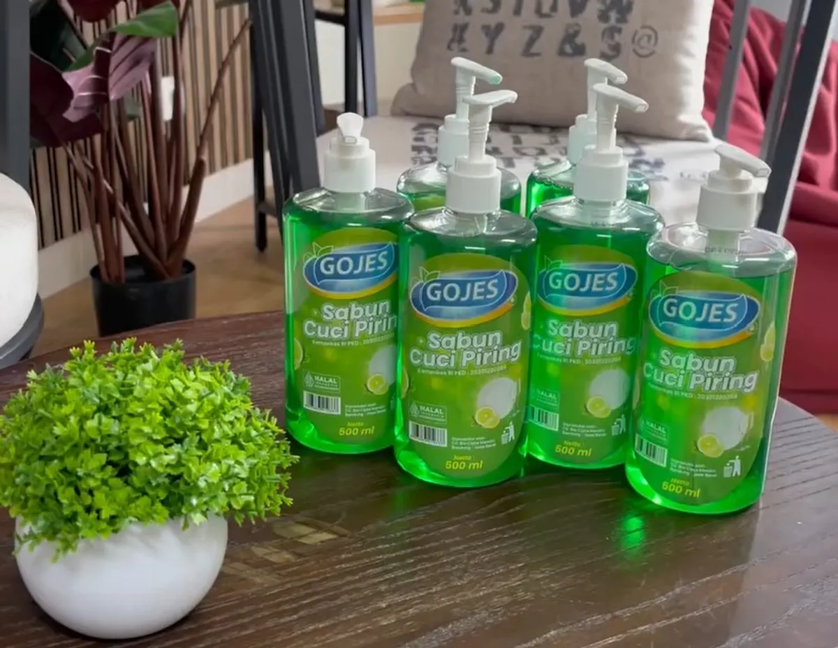 Produk sabun cuci piring Gojes kemasan 500 ml. (Sumber: Ayobandung.id | Foto: Eneng Reni Nuraisyah Jamil)