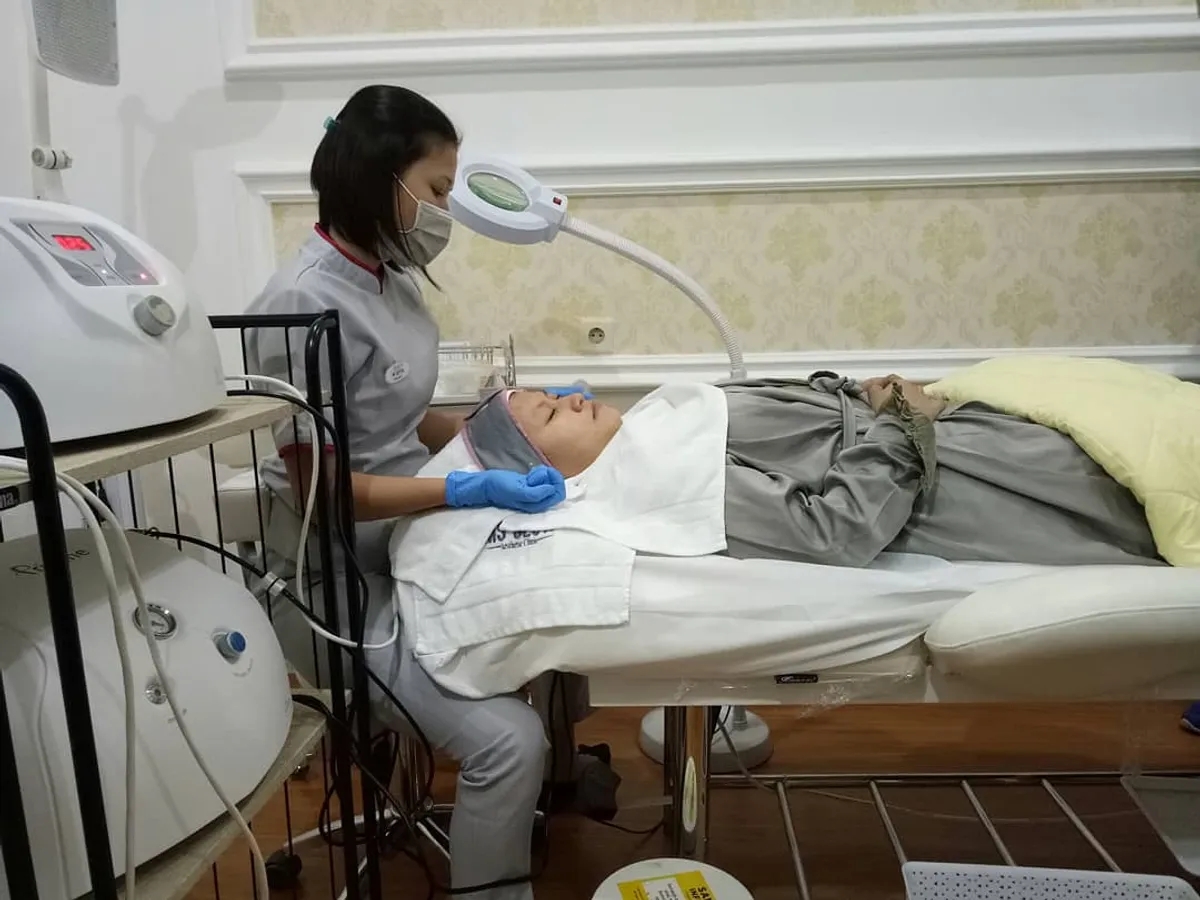 Perawatan kulit di MS Glow Aesthetic Clinic Kota Bandung. (Sumber: Ayobandung.id | Foto: Eneng Reni Nuraisyah Jamil)