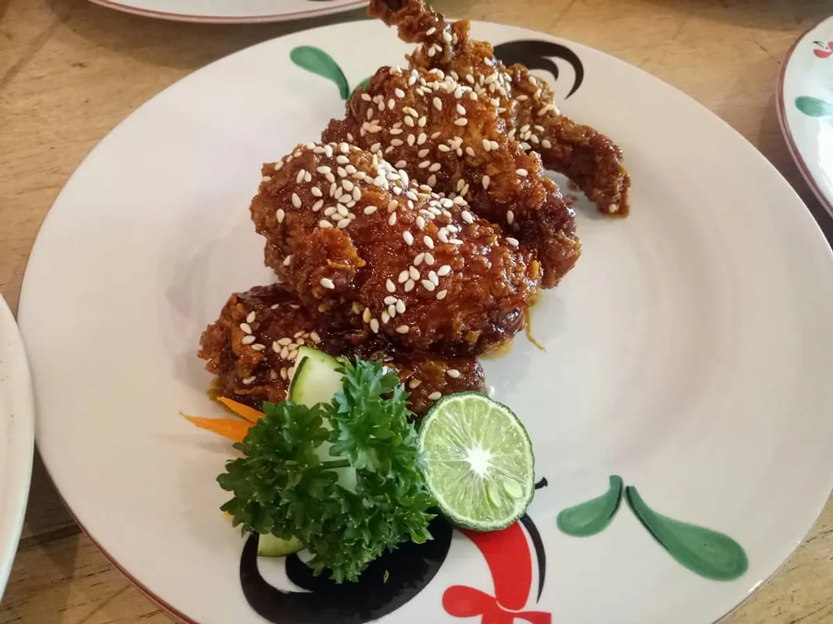 Meat Me Sio, hasil dari perjalanan kreatif dan adaptif pengusaha muda mengubah kecintaan masyarakat terhadap chicken wings menjadi peluang bisnis yang menjanjikan. (Sumber: Ayobandung.id | Foto: Eneng Reni Nuraisyah Jamil)