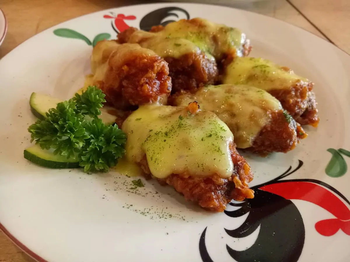 Meat Me Sio, hasil dari perjalanan kreatif dan adaptif pengusaha muda mengubah kecintaan masyarakat terhadap chicken wings menjadi peluang bisnis yang menjanjikan. (Sumber: Ayobandung.id | Foto: Eneng Reni Nuraisyah Jamil)