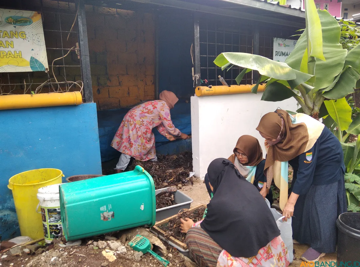 Para pengelola urban farming di Jasmine Integrated Farming. Sejak 2020 kawasan ini tak lagi melakukan pengiriman sampah ke TPA. (Sumber: ayobandung.id | Foto: Muslim Yanuar Putra)