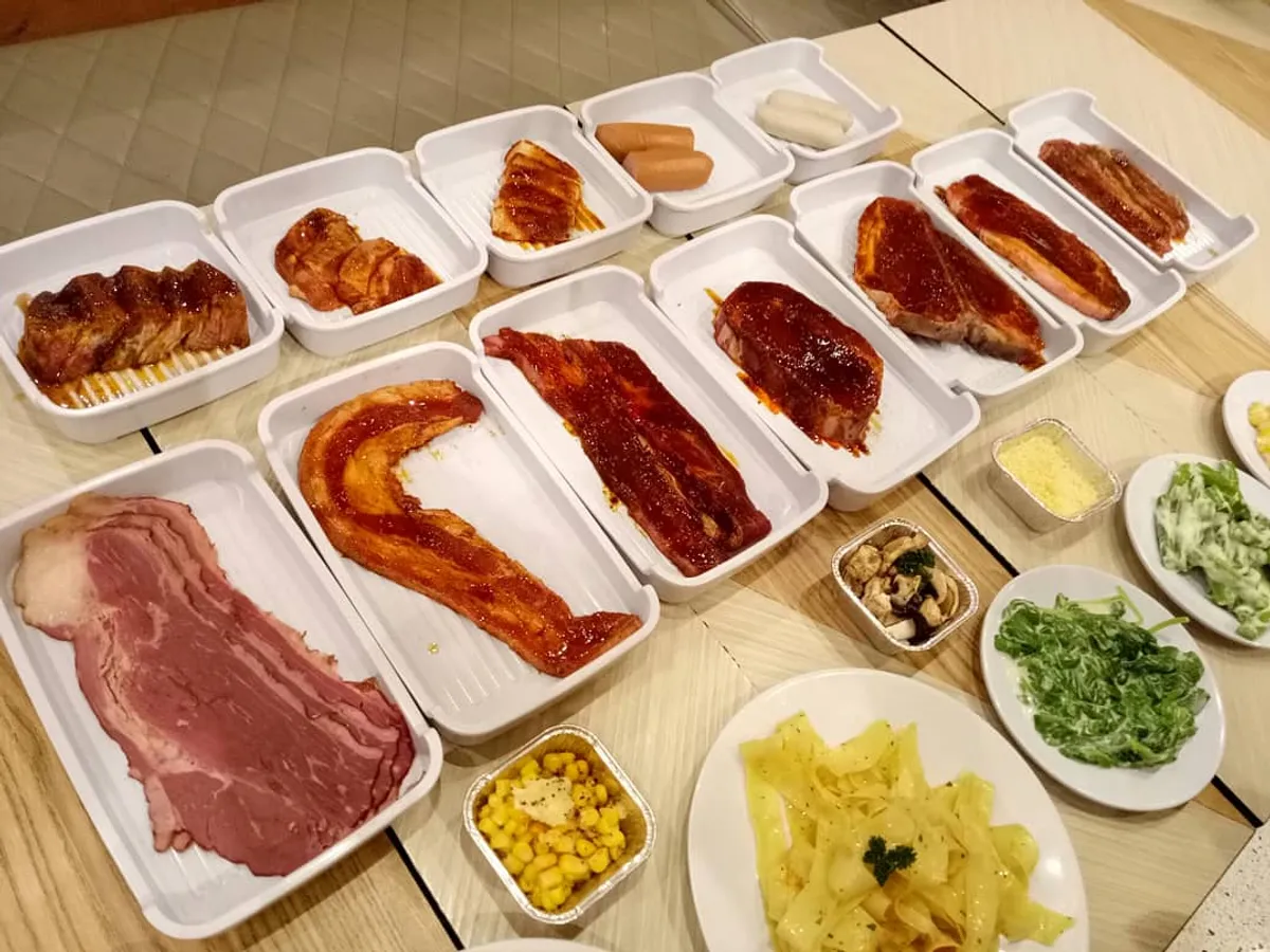 Berbagai varian daging dari konsep ‘all you can eat’ di Holycow! (Sumber: Ayobandung.id | Foto: Eneng Reni Nuraisyah Jamil)