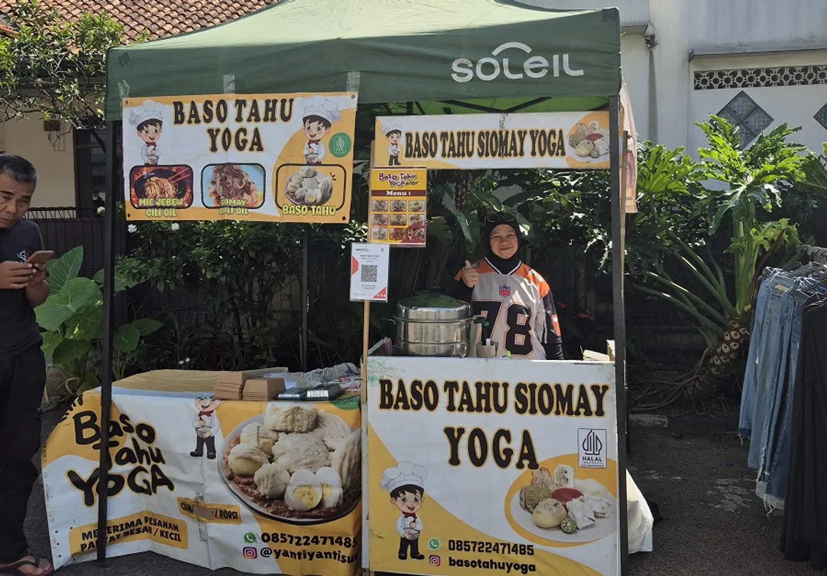 Yanti Suryanti, Owner Baso Tahu Yoga saat mengikuti bazar. (Foto: Dok. Baso Tahu Yoga)