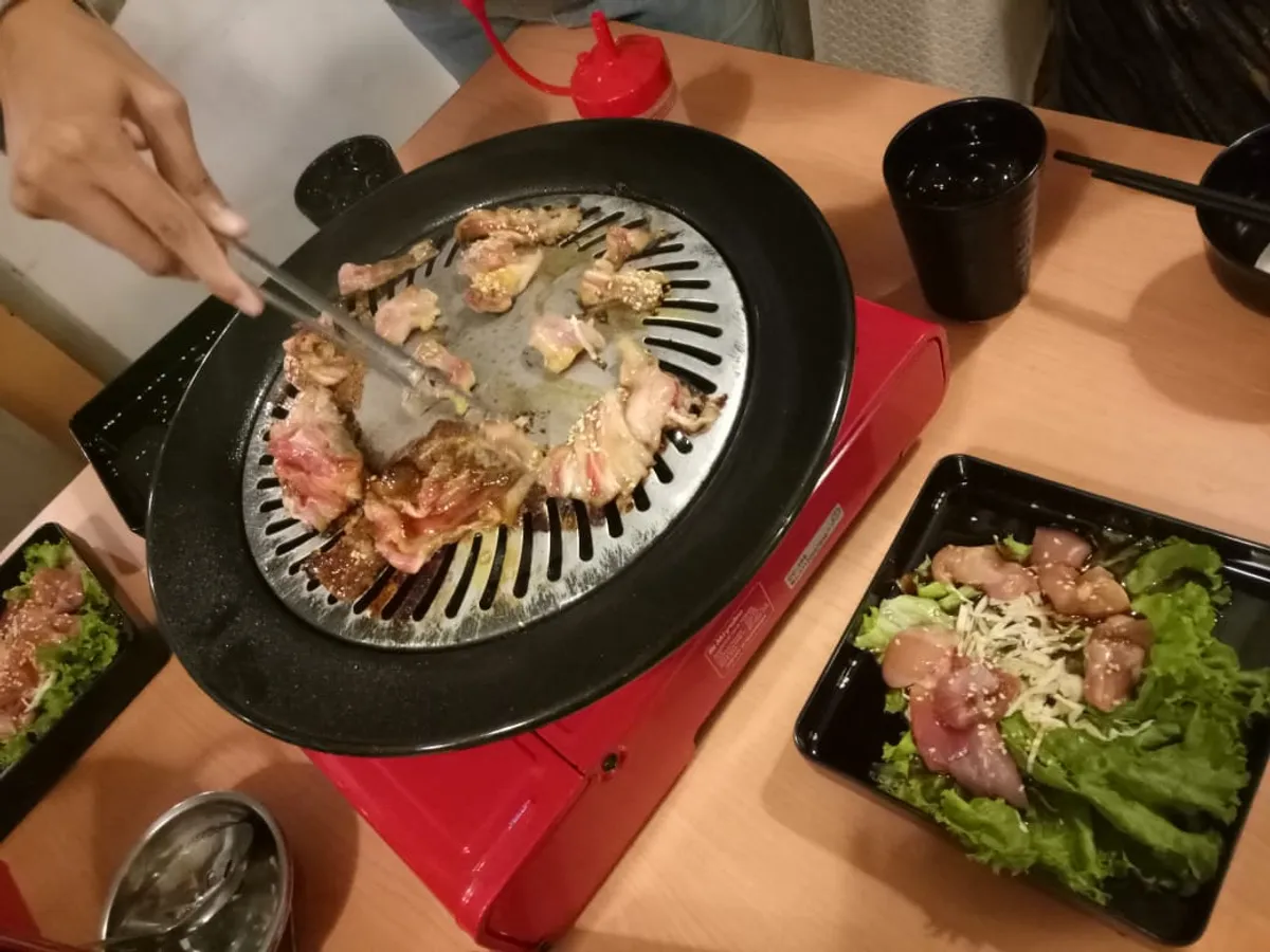 Berawal dari obrolan santai antara dua sahabat, ide mendirikan kedai suki dan grill muncul bukan dari ambisi besar, melainkan dari pengalaman pribadi. (Sumber: Ayobandung.id | Foto: Eneng Reni Nuraisyah Jamil)