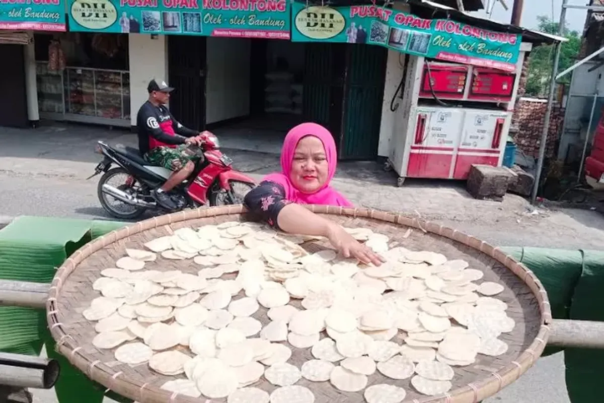 Kampung Sukamanah, Desa Bojongkunci, Kecamatan Pameungpeuk, Kabupaten Bandung terkenal akan opak, bisa habiskan berton beras ketan. (Sumber: Ayobandung.id | Foto: Mildan Abdalloh)
