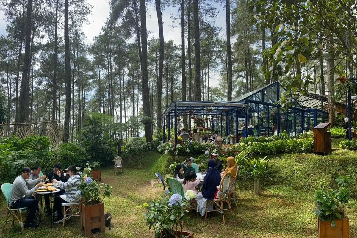 Pengunjung dan suasana Golden Pine by Orchid Forest Cikole. (Sumber: Ayobandung.id | Foto: Eneng Reni Nuraisyah Jamil)