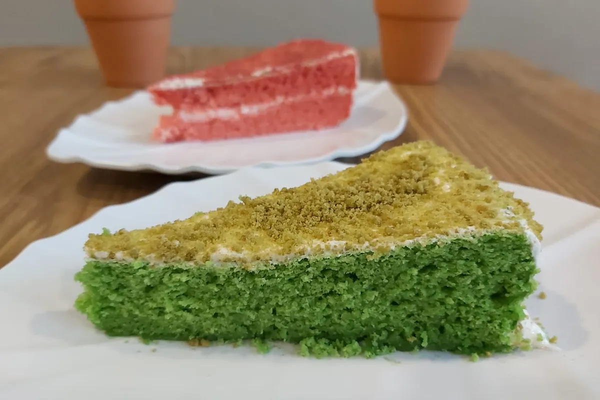 Menu cake di Rumah None. (Sumber: Ayobandung.id | Foto: Eneng Reni Nuraisyah Jamil)