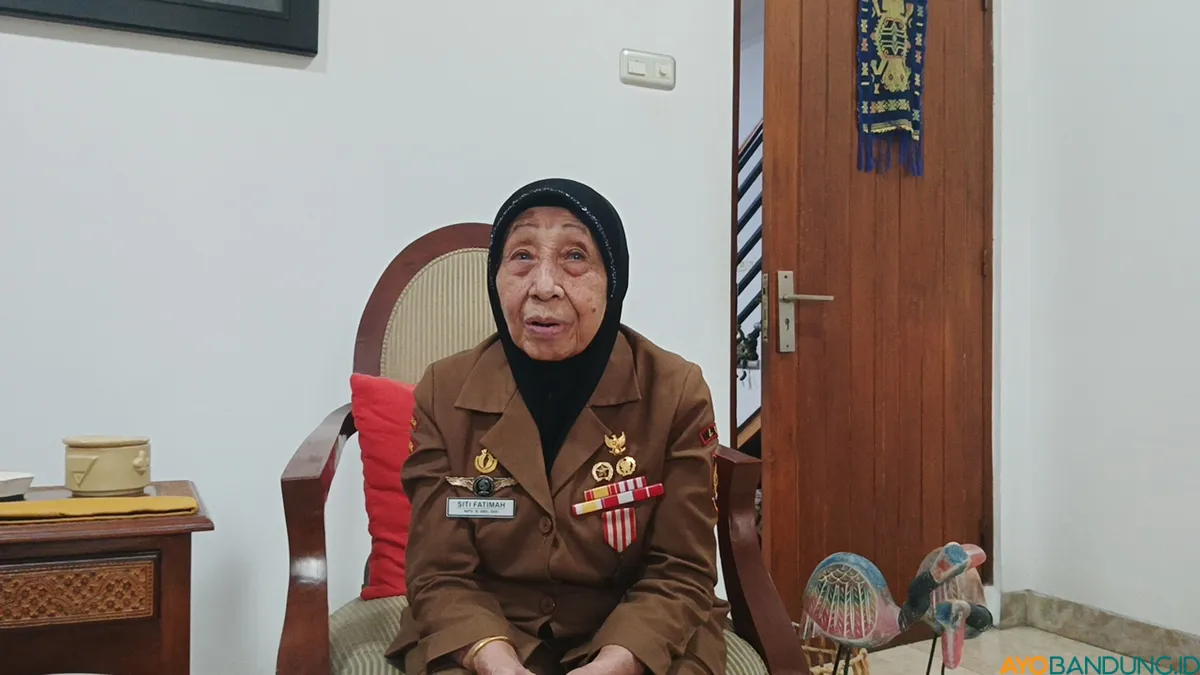 Sebagai mata-mata, Fatimah bertugas untuk mengantar surat dari komandannya sambil memantau keberadaan tentara Belanda. (Sumber: ayobandung.id | Foto: Gilang Fathu Romadhan)