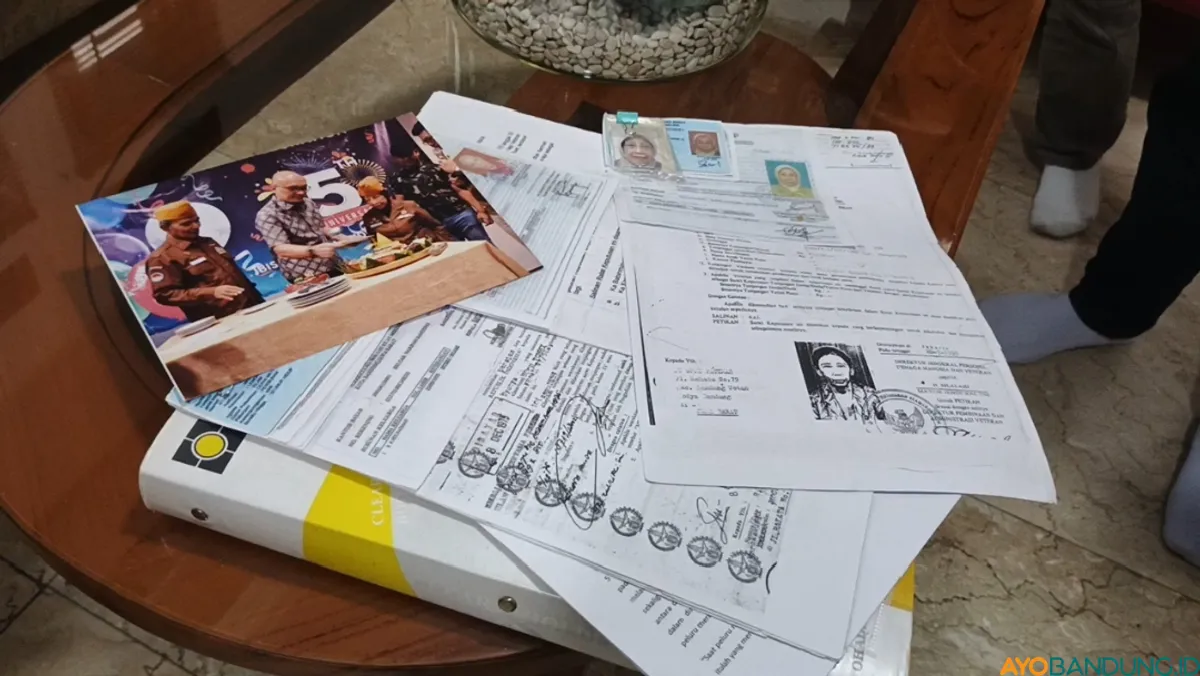 Berkas-berkas dokumen Fatimah sebagai anggota pejuang kemerdekaan Indonesia. (Sumber: ayobandung.id | Foto: Gilang Fathu Romadhan)