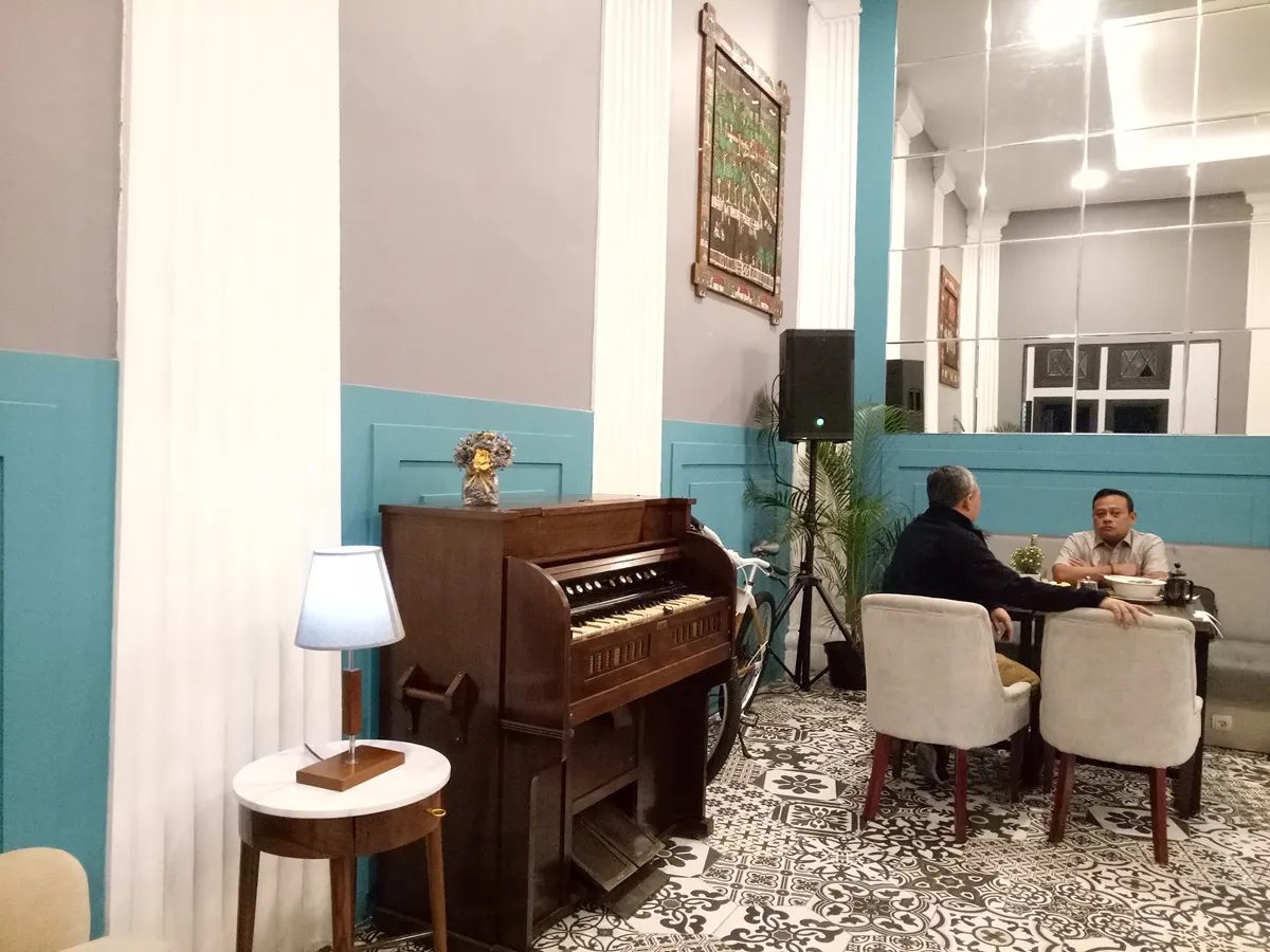 Suasana dan interior Roemah Kentang 1908. (Sumber: Ayobandung.id | Foto: Eneng Reni Nuraisyah Jamil)
