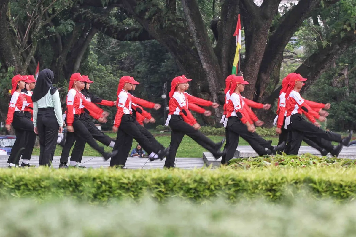 Paskibra yang terdiri dari pelajar terpilih dari sejumlah sekolah se-Kota Bandung itu berlatih untuk persiapan upacara HUT ke-79 RI pada 17 Agustus 2024. (Sumber: Ayobandung.id | Foto: Irfan Al-Faritsi)