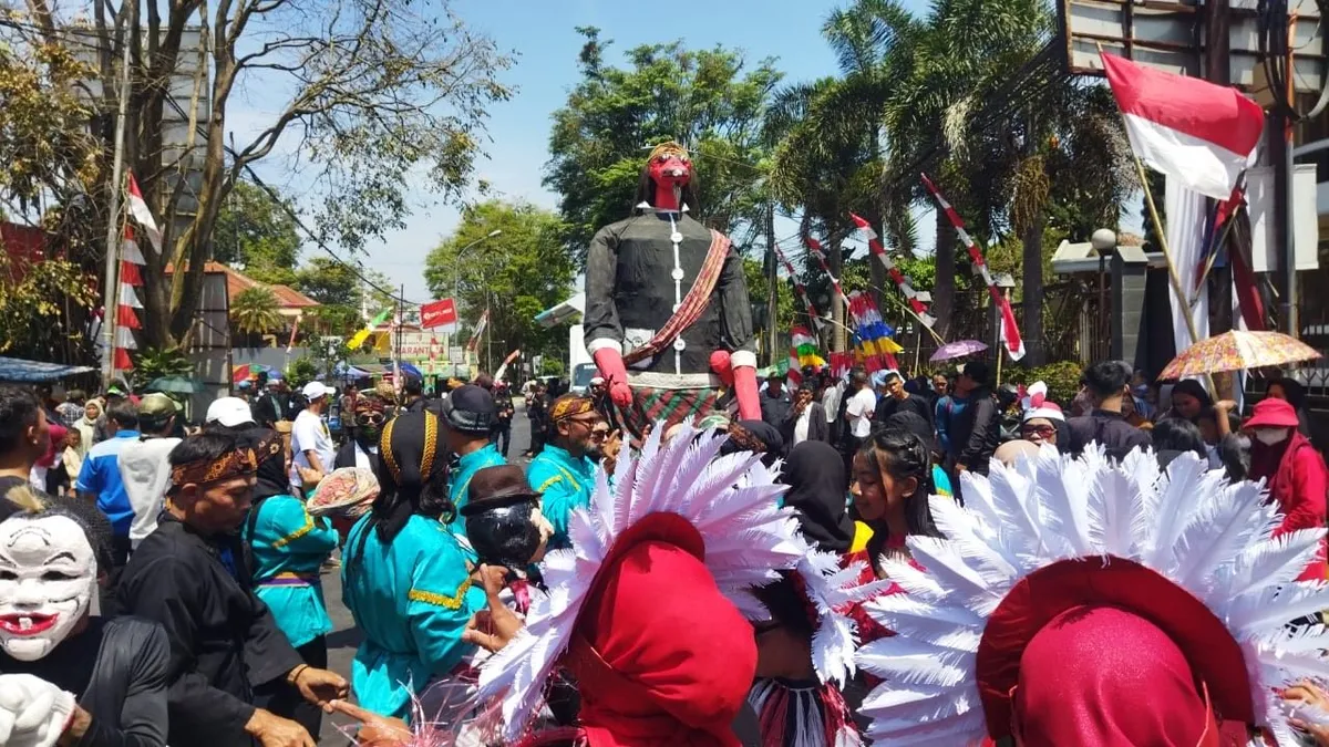 Masyarakat Lembang Bandung Barat Meriahkan HUT Ke-78 RI dengan Karnaval. (Sumber: Ayobandung.id | Foto: Restu Nugraha)