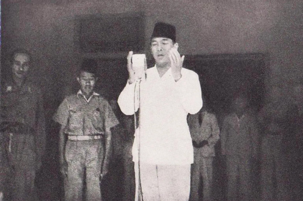 Bung Karno saat berdoa sebelum pembacaan teks proklamasi kemerdekaan Indonesia pada 17 Agustus 1945. (Sumber: Wikimedia)