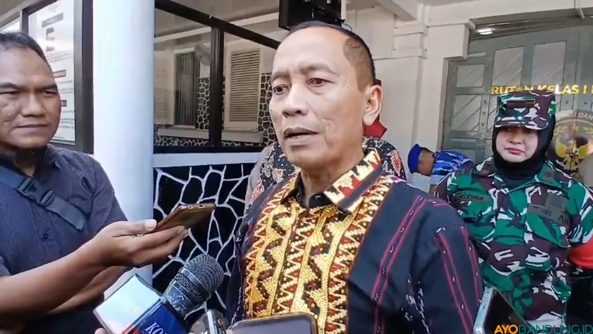 Kepala Kantor Wilayah Ditjen Pemasyarakatan Jawa Barat Kusnali saat diwawancarai awak media. (Sumber: ayobandung.id | Foto: Gilang Fathu Romadhan)