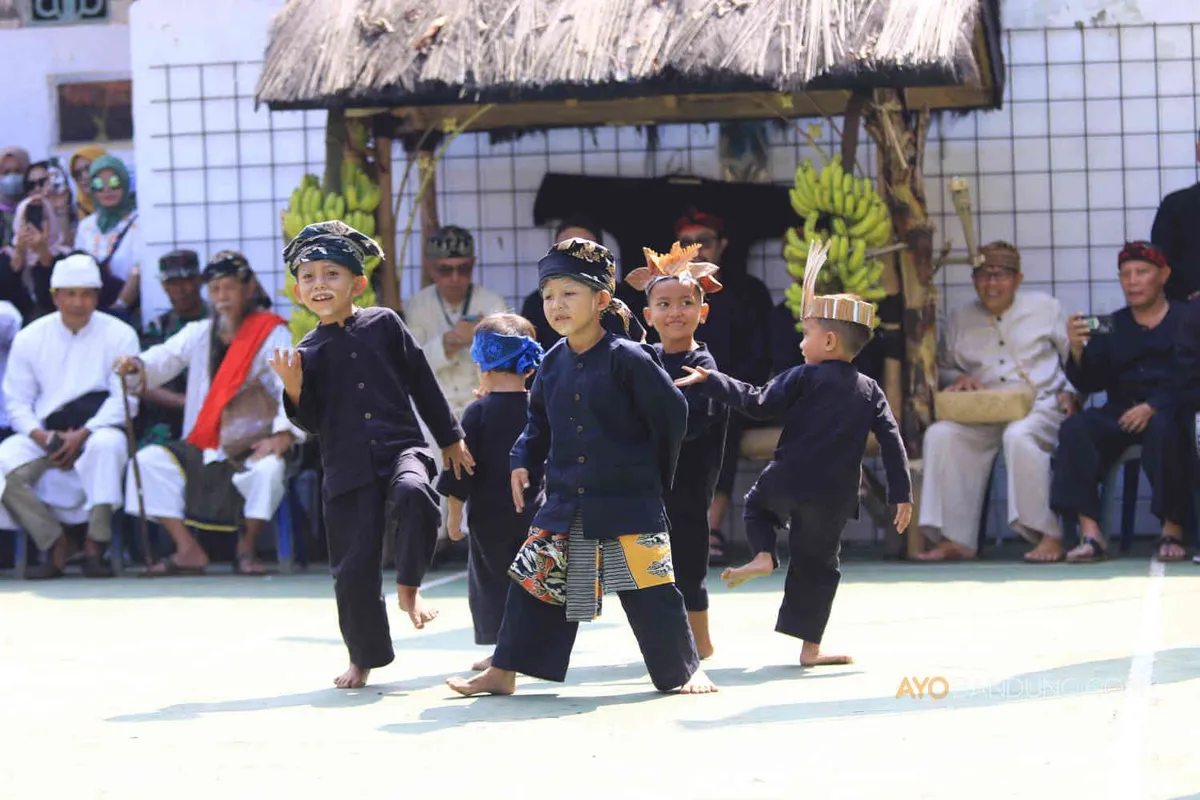 Masyarakat Adat Kampung Cireundeu Kota Cimahi saat menggelar Tradisi Tutup Taun 1957 dan Ngemban Taun 1 Sura 1958, Sabtu 3 Agustus 2024. (Sumber: Ayobandung.id | Foto: Irfan Al-Faritsi)