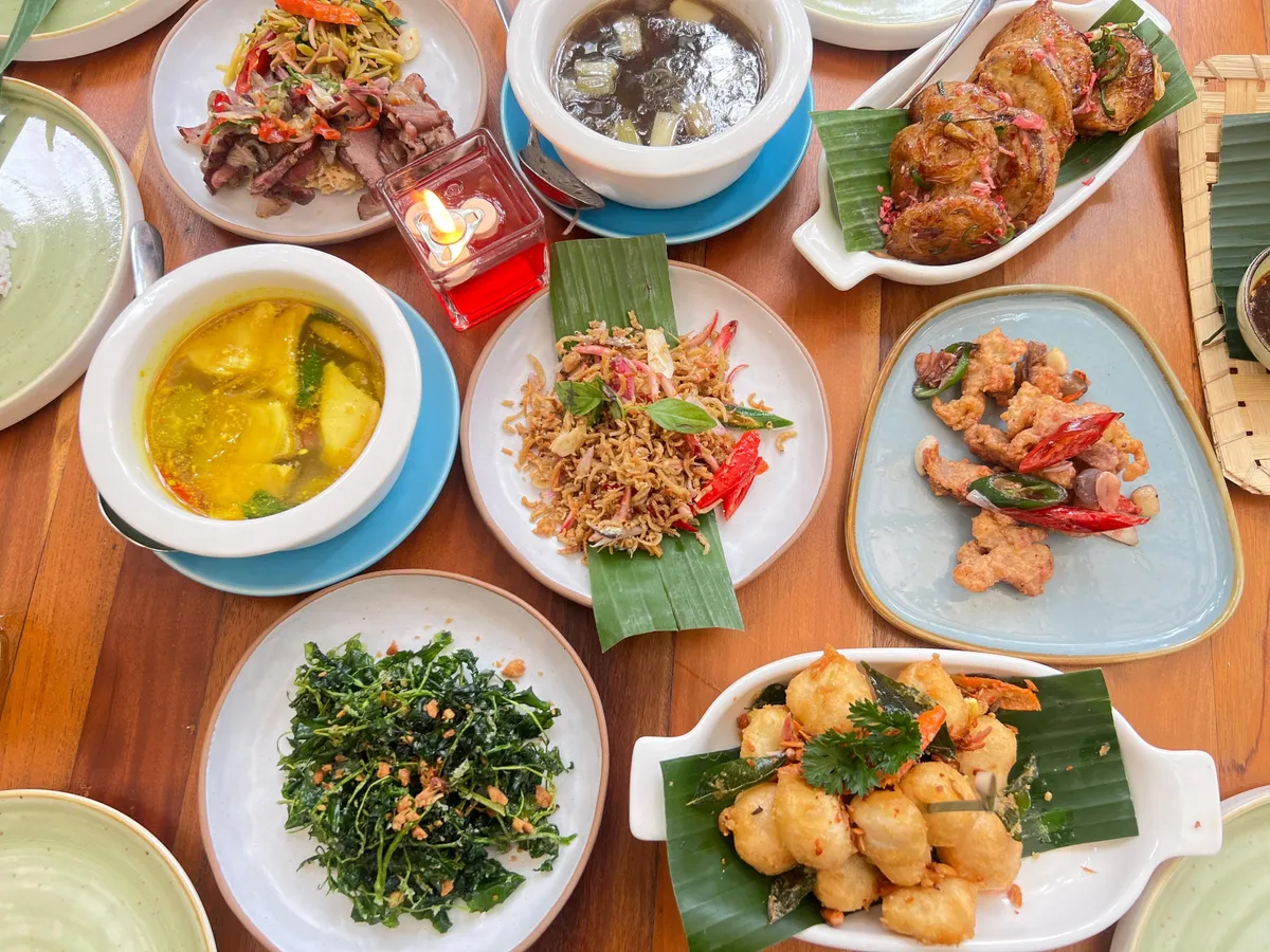Sejumlah sajian menu di Pamor Kuliner Nusantara. (Sumber: Ayobandung.id | Foto: Eneng Reni Nuraisyah Jamil)