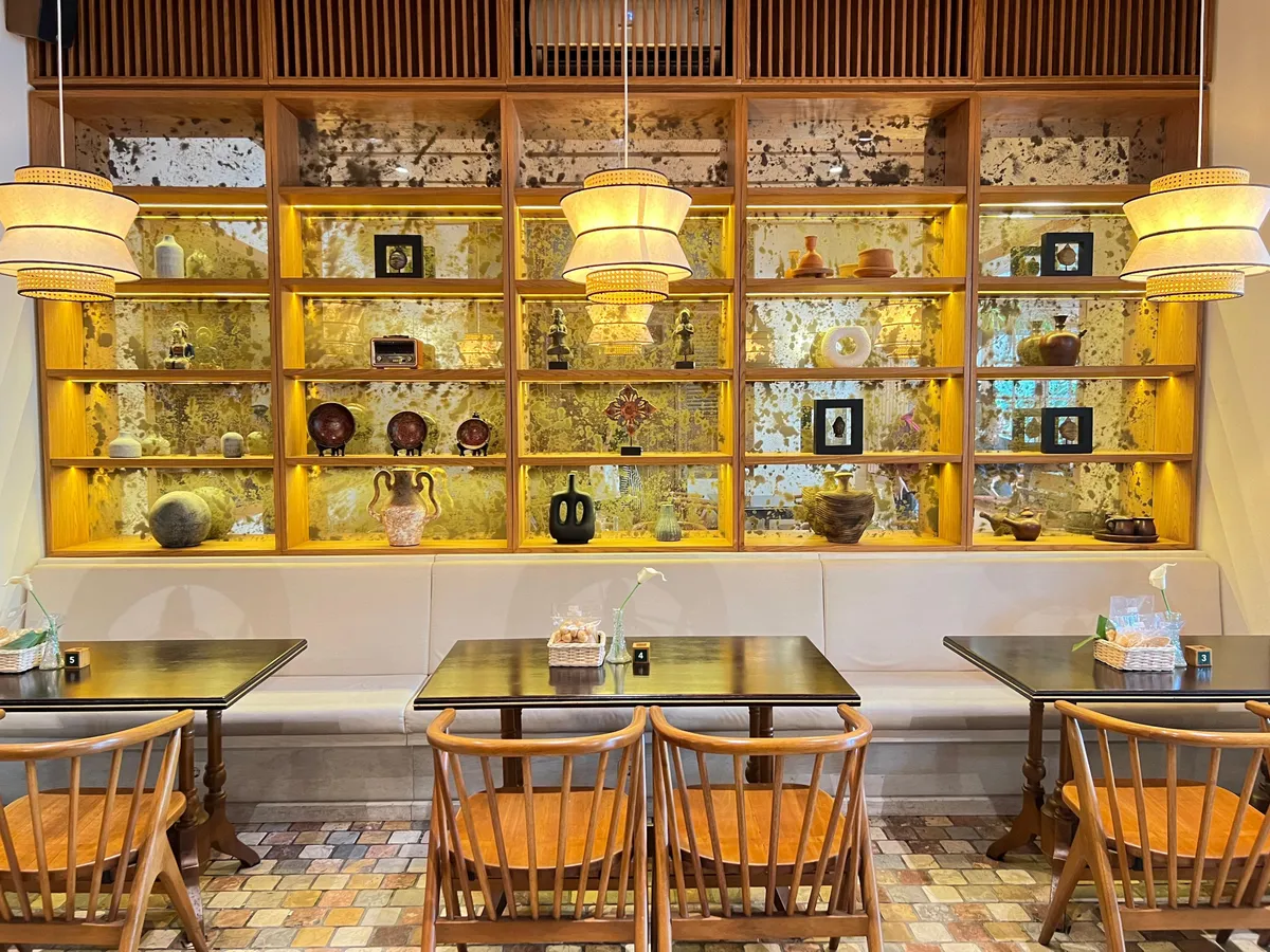 Pamor Kuliner Nusantara berdiri di Jalan LL.RE.Martadinata, Bandung. (Sumber: Ayobandung.id | Foto: Eneng Reni Nuraisyah Jamil)