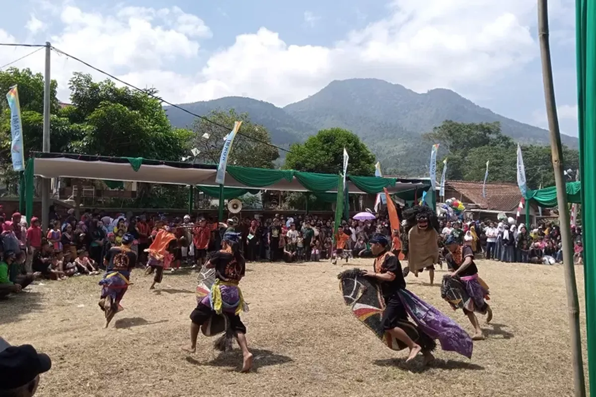 Fesival Benjang di Desa Ciporeat, Kecamatan Cilengkrang, Kabupaten Bandung. (Sumber: Ayobandung.id | Foto: Mildan Abdalloh)