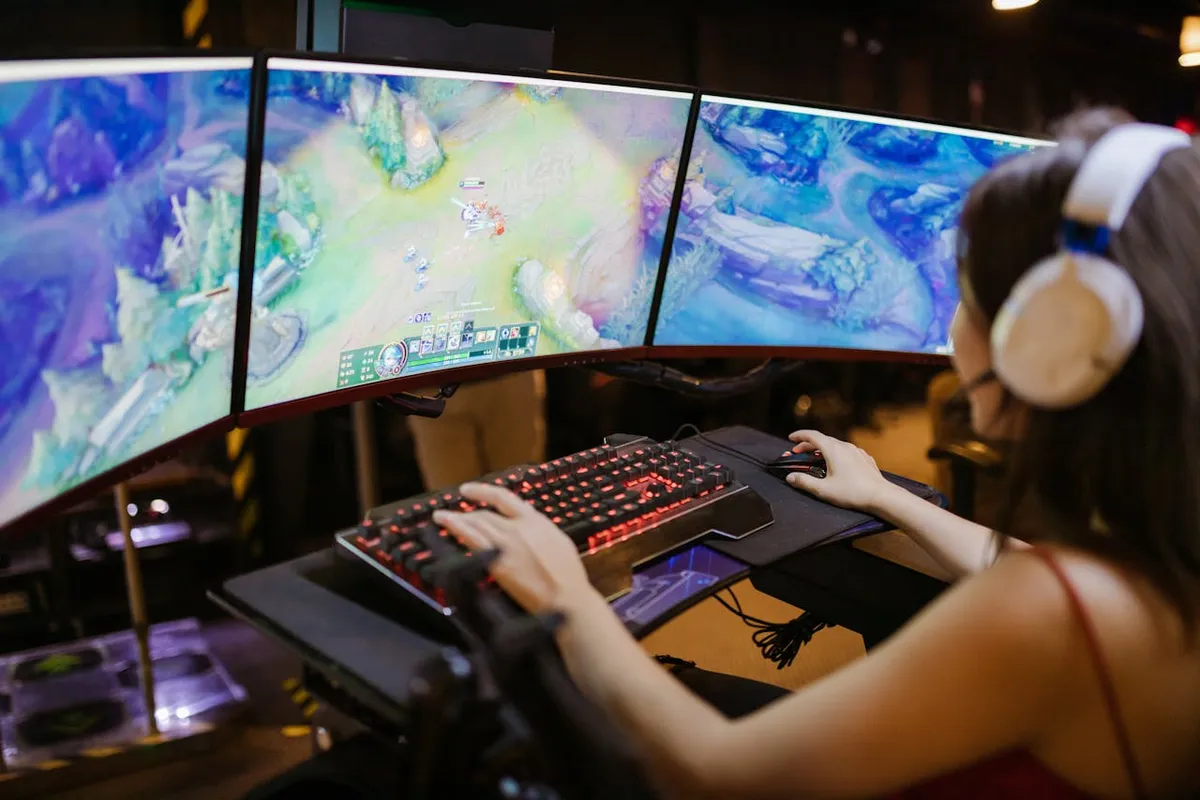 Dulu, industri game online dianggap sekadar hiburan, tetapi kini berkembang menjadi ladang profesi yang menjanjikan. (Sumber: Pexels/RDNE Stock project)