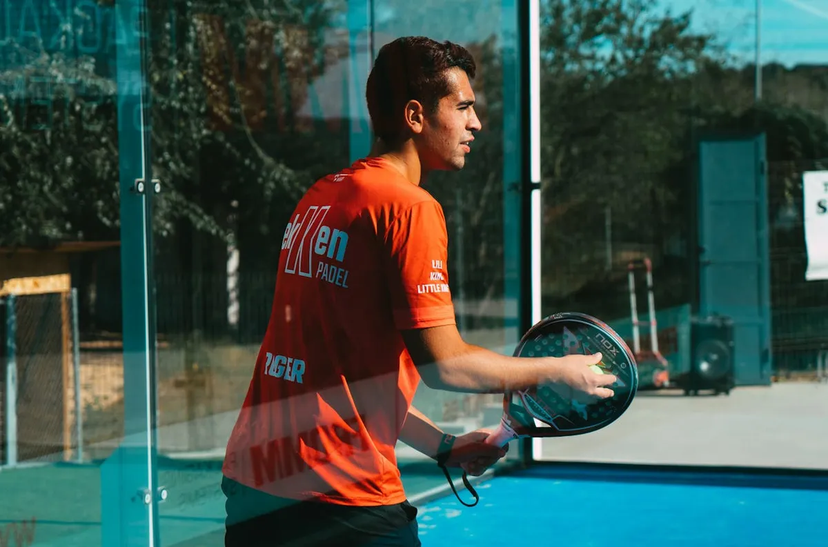 Olahraga padel sedang menjadi tren baru di kalangan masyarakat, khususnya di Kota Bandung. (Sumber: Pexels/Roger Aribau Gisbert)