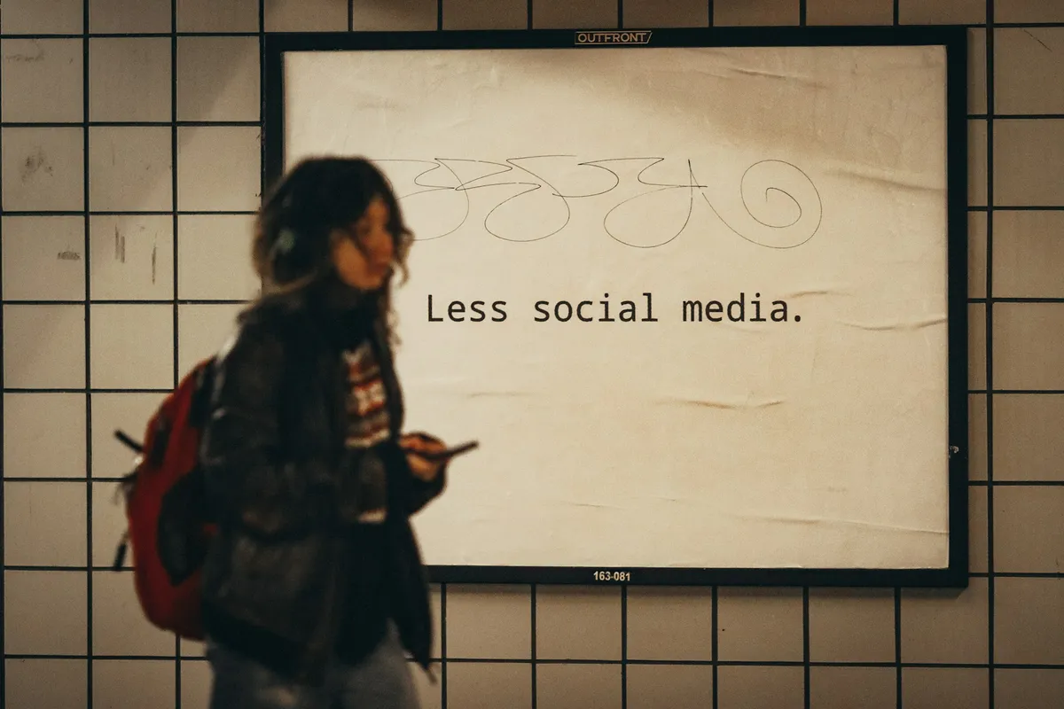 Dalam konteks modern, makna kemerdekaan tidak hanya muncul melalui upacara atau perayaan formal, melainkan juga melalui interaksi digital yang melintasi ruang dan waktu. (Sumber: Pexels/Jon Tyson)
